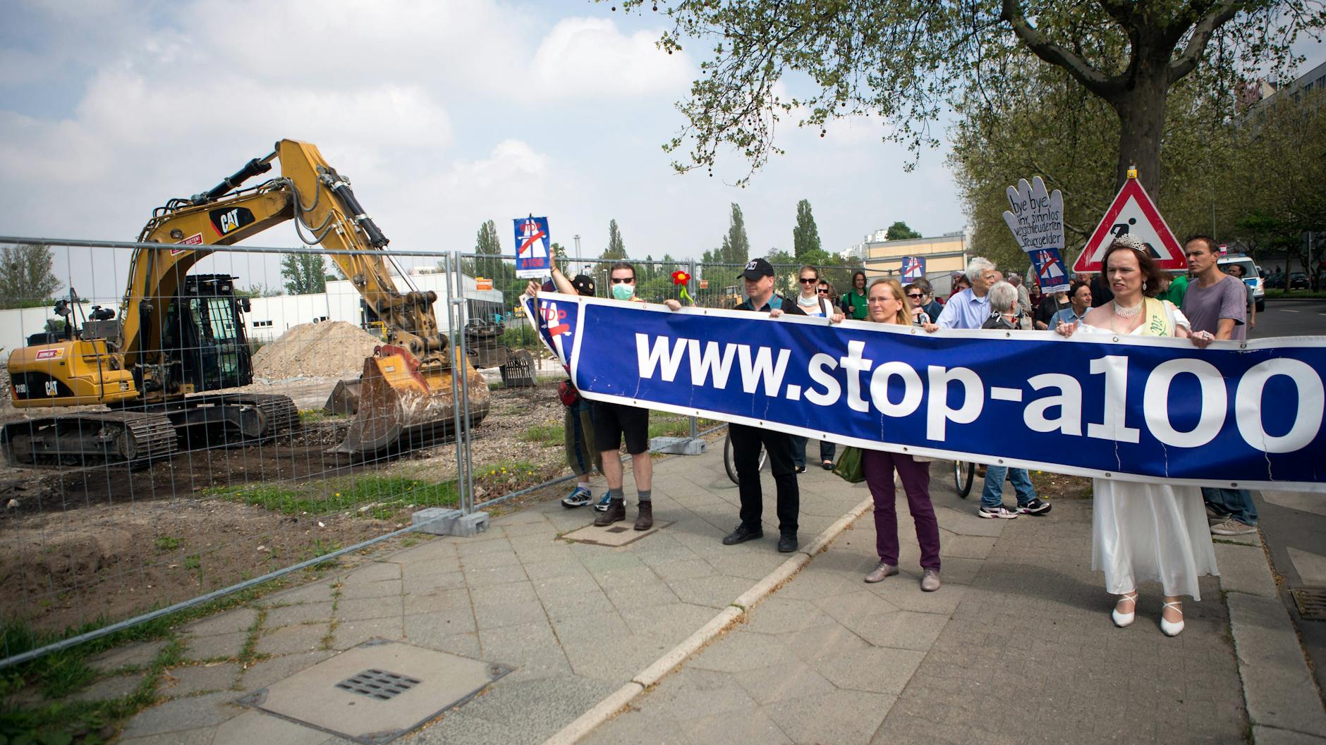 Schon beim ersten Spatenstich zur A100-Verlängerung im Jahr 2013 gab es Proteste von Autobahn-Gegnern.
