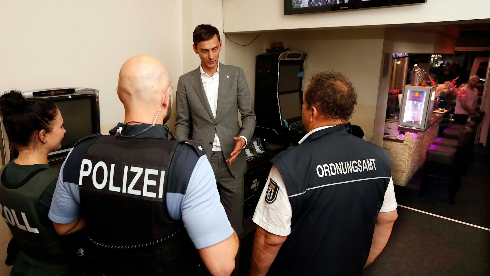 Es geht in Berlin auch anders: Einsätze von Polizei, Zoll und Ordnungsamt in einer Shisha-Bar in Neukölln, bei der auch Bezirksbürgermeister Martin Hikel dabei ist.