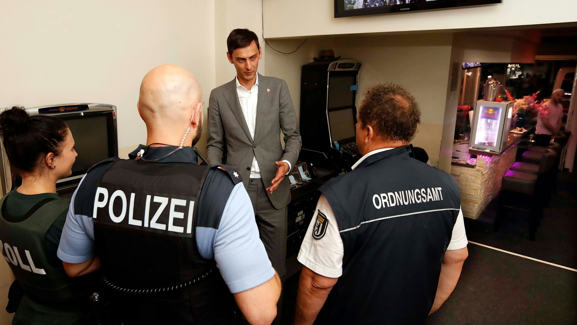 Es geht in Berlin auch anders: Einsätze von Polizei, Zoll und Ordnungsamt in einer Shisha-Bar in Neukölln, bei der auch Bezirksbürgermeister Martin Hikel dabei ist.