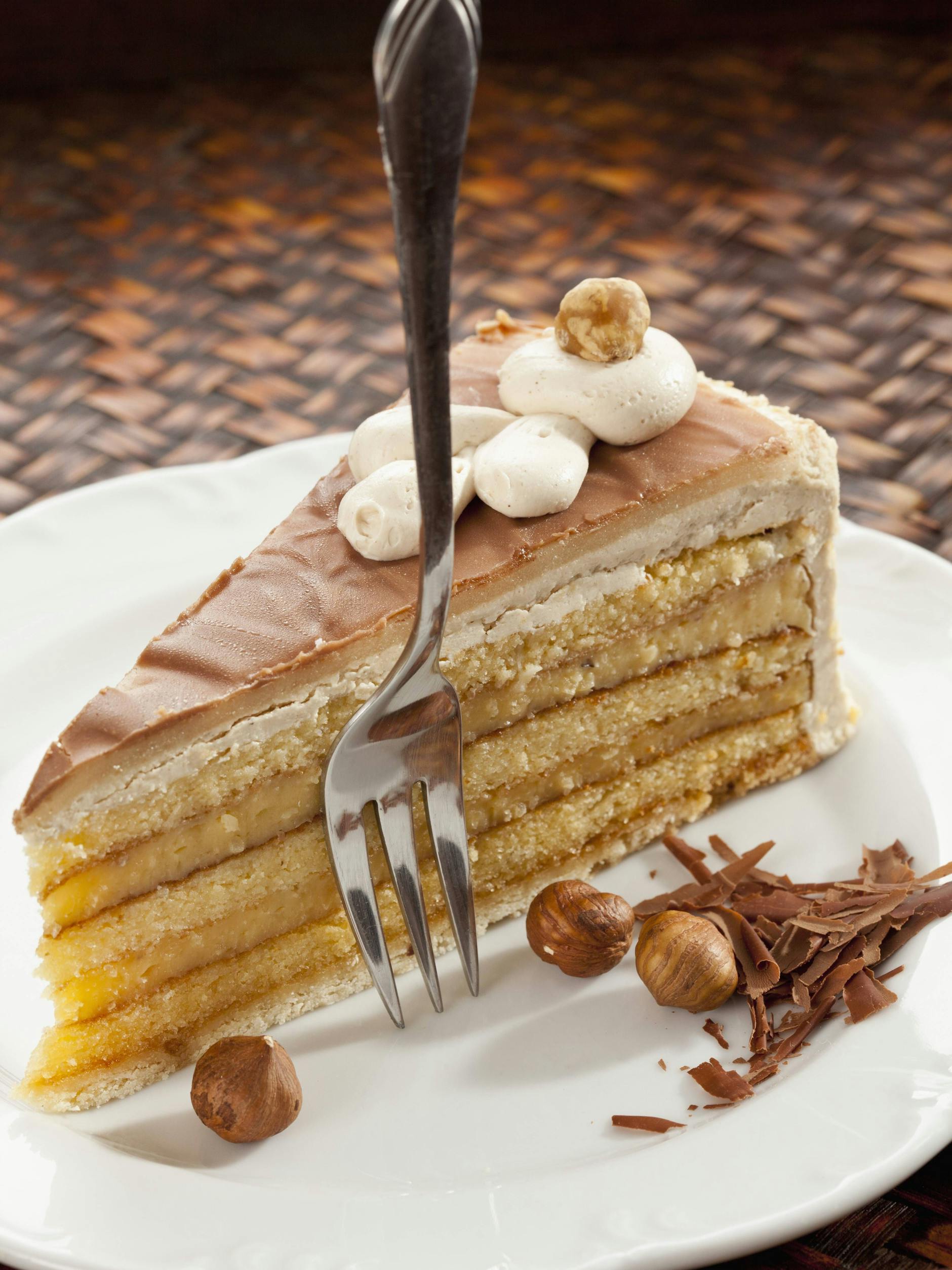 Marzipan-Walnuss-Torte gibt es in verschiedenen Varianten - doch so edel wie hier muss die Torte gar nicht sein. Mit einem einfachen Rezept und etwas Übung kann jeder ganz einfach so eine Köstlichkeit herstellen.