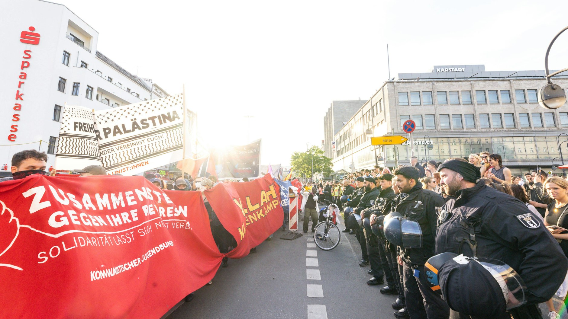 Bei Demos kommt es in Berlin am häufigsten zu Attacken auf Polizisten.