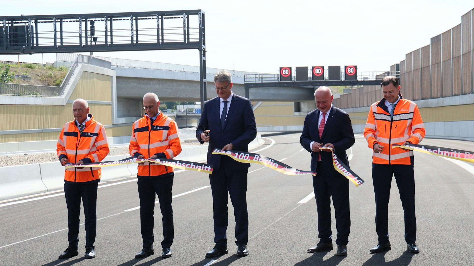 Bundesverkehrsminister Patrick Schnieder, der Regierende Bürgermeister von Berlin Kai Wegner, der Vorsitzende der Autobahn GmbH Michael Güntner, der Geschäftsführer der Autobahn GmbH Dirk Brandenburger und Ronald Normann, Direktor Niederlassung Nordost der Autobahn GmbH, bei der feierlichen Freigabe der Stadtautobahn A100 an den Ausfahrt Treptower Park.