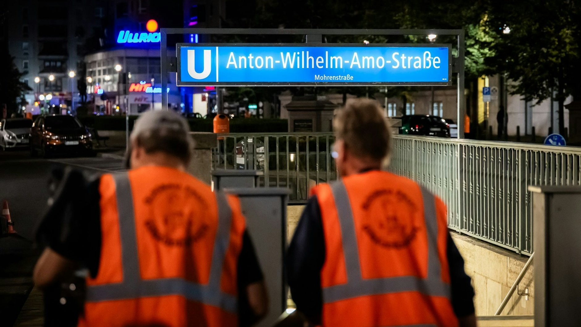 Auch an den weithin leuchtenden Ein- und Ausgangsschildern des Bahnhofs steht jetzt der neue Name: Mohrenstraße ist darunter noch klein zu lesen.