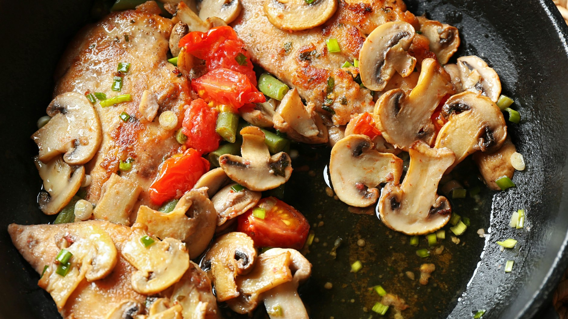 Die Hähnchen-Pilz-Pfanne kann mit Gemüse, wie etwa Tomaten ergänzt werden.
