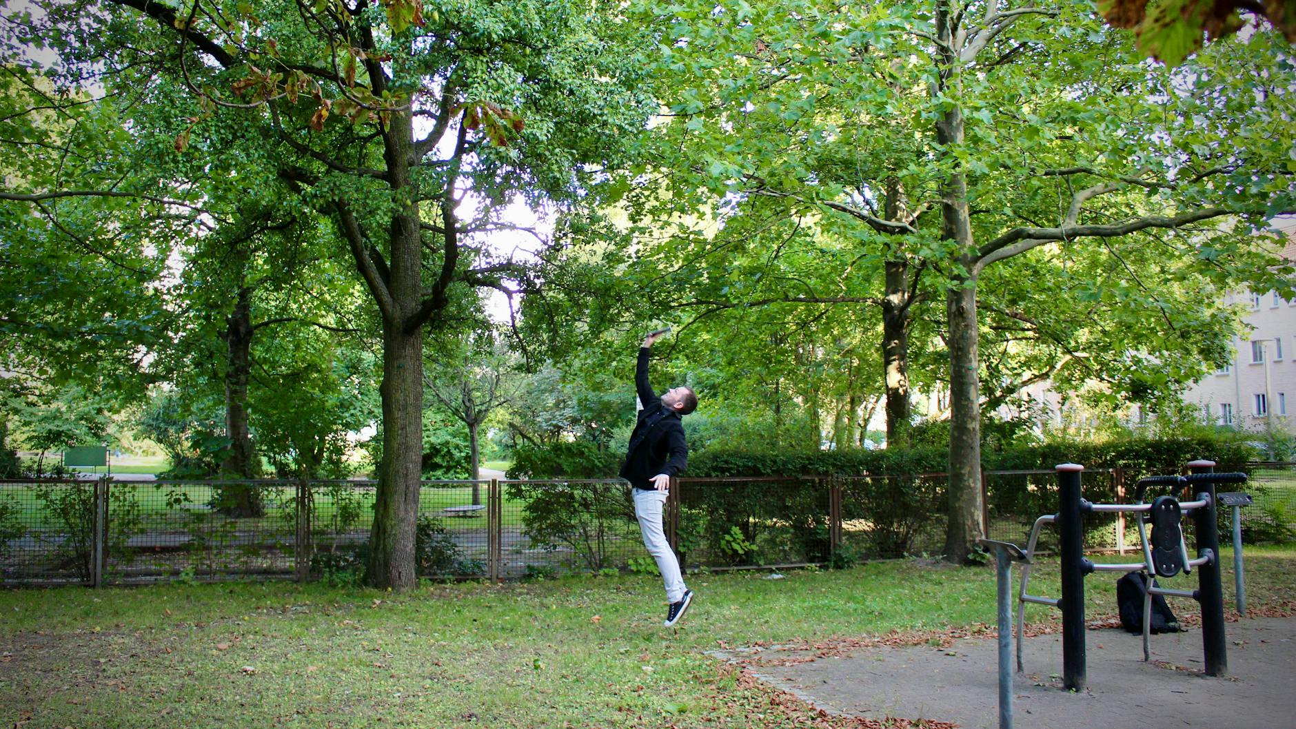 An einem Spielplatz an der Paul-Junius-Straße in Lichtenberg finden wir einen Birnenbaum - doch die Früchte hängen in unerreichbaren Höhen.