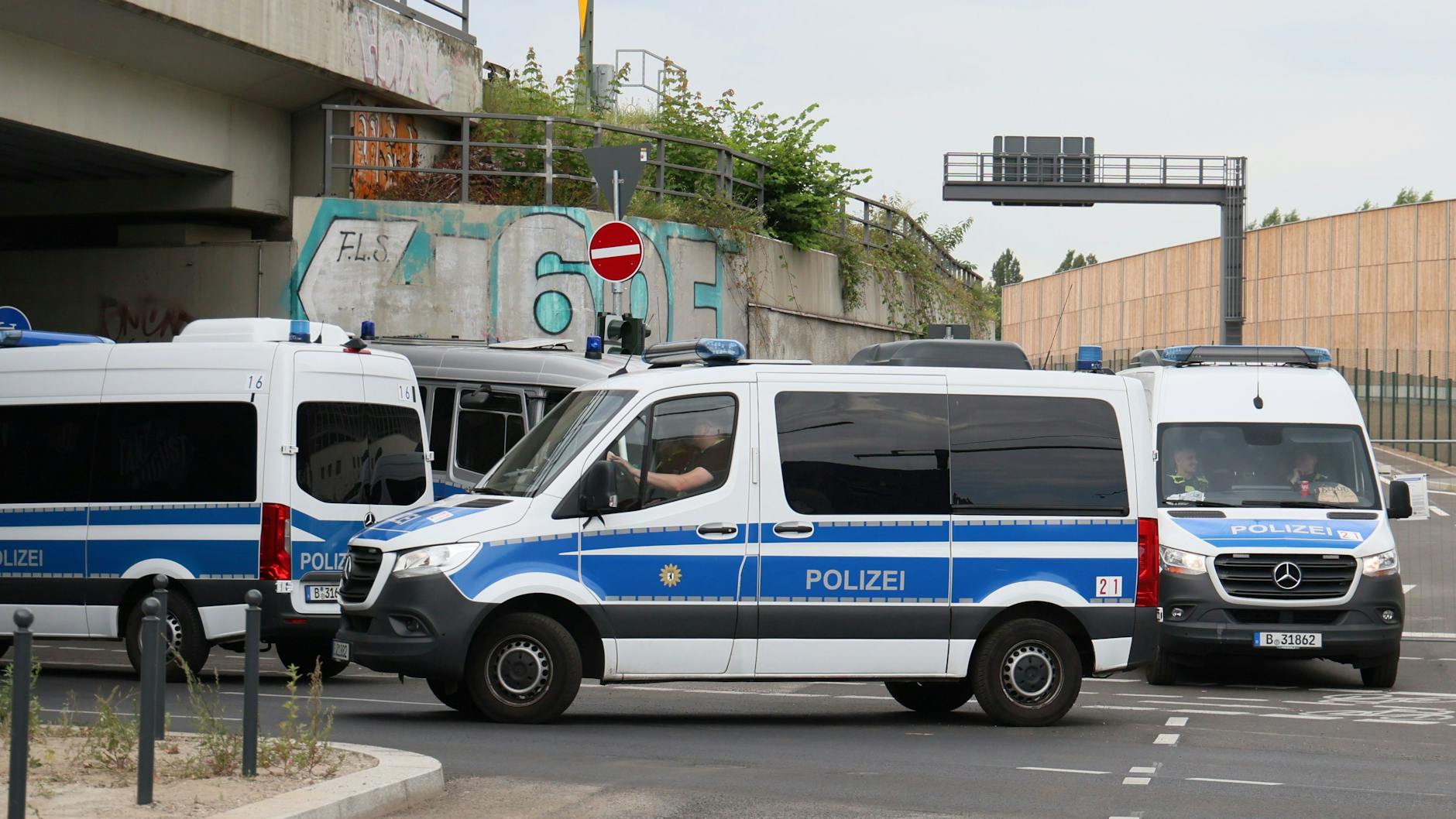 Mehrere Polizeiwagen blockieren noch die Zufahrt zur neuen Autobahnverlängerung.
