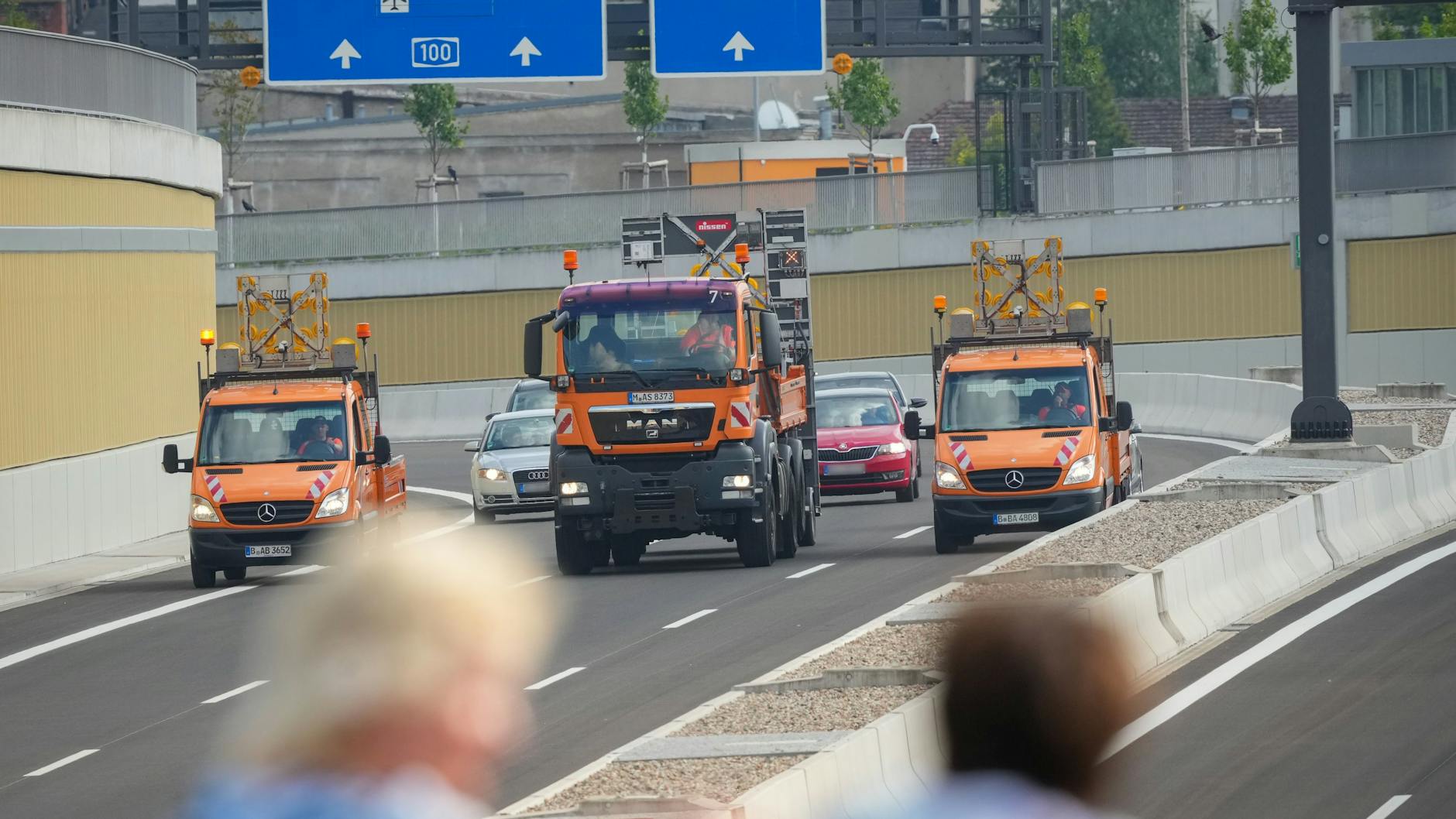 Erste Autos fahren begleitet von Fahrzeugen der Autobahn GmbH aus Richtung Sonnenallee kommend auf dem neu eröffneten 16. Abschnitt der Stadtautobahn A100.