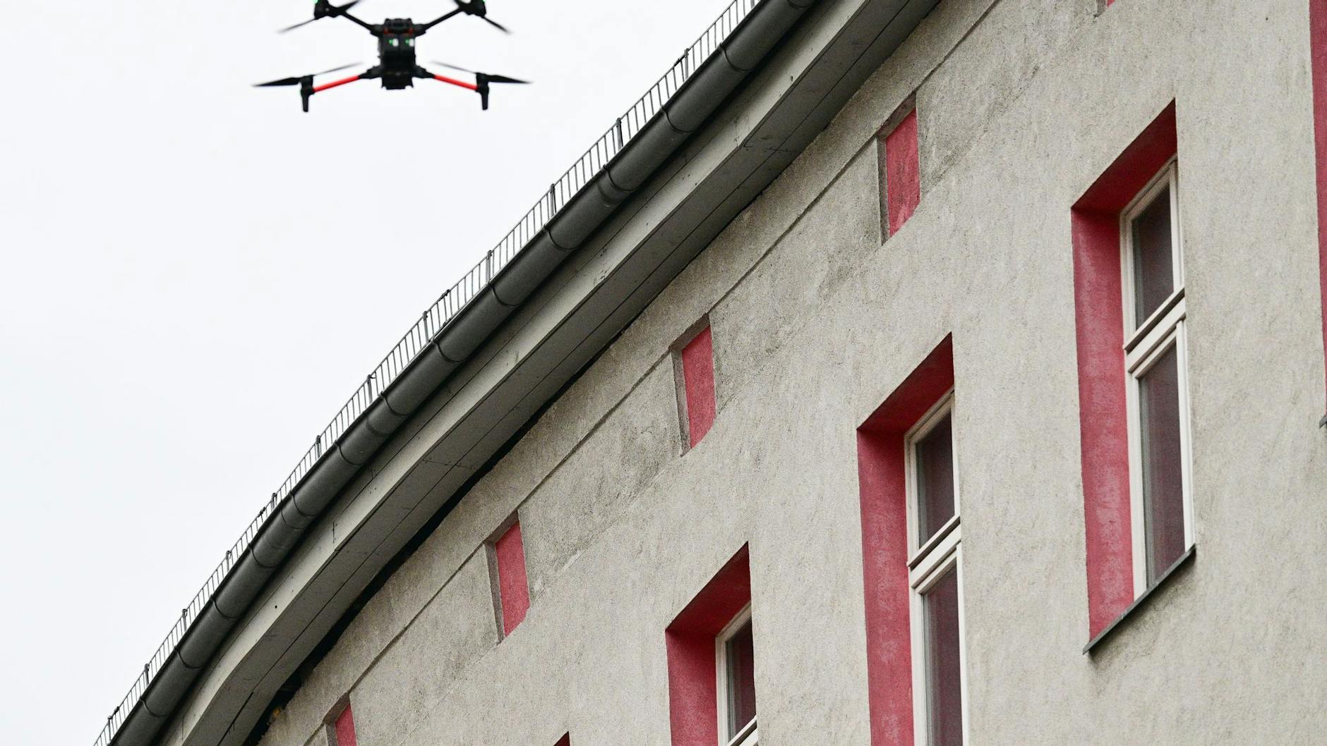 Eine Drohne der Feuerwehr untersucht den Schaden am Haus in Berlin-Mitte.