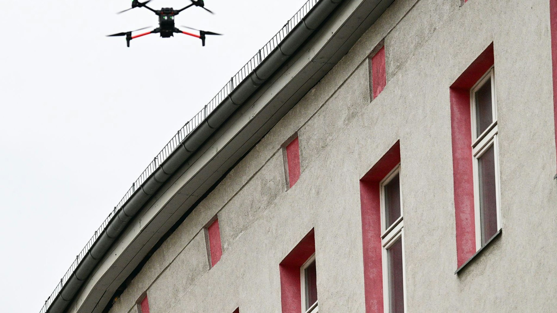 Eine Drohne der Feuerwehr untersucht den Schaden am Haus in Berlin-Mitte. 