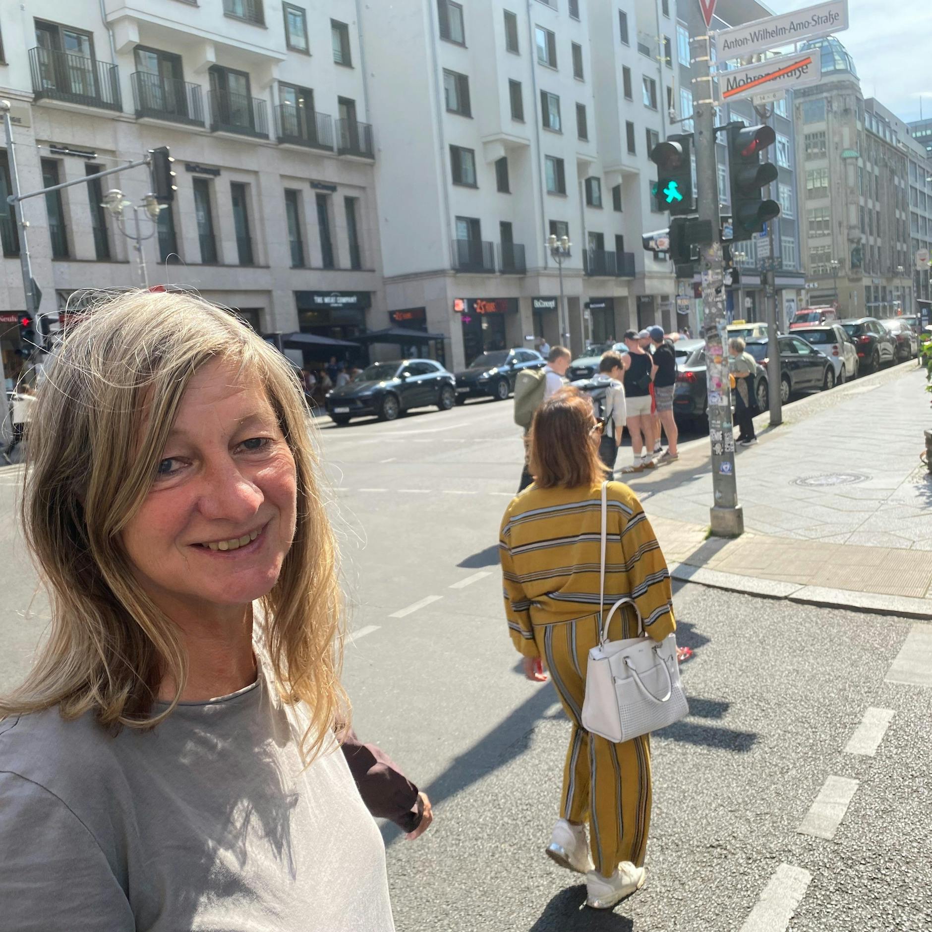 Ist froh über die Umbenennung: Ina Seegers (55) arbeitet ganz in der Nähe der Anton-Wilhelm-Amo-Straße, die vor wenigen Tagen noch Mohrenstraße hieß.