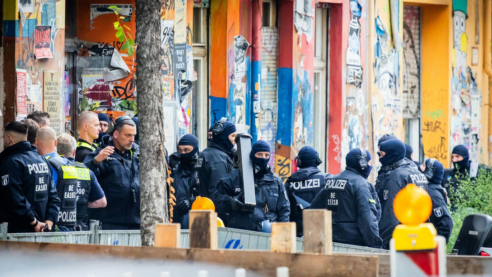 Polizisten bei ihrem Razzia-Einsatz in der Rigaer Straße am Donnerstagmorgen in Berlin. Auffällig ist, sie tragen keine Helme mehr.