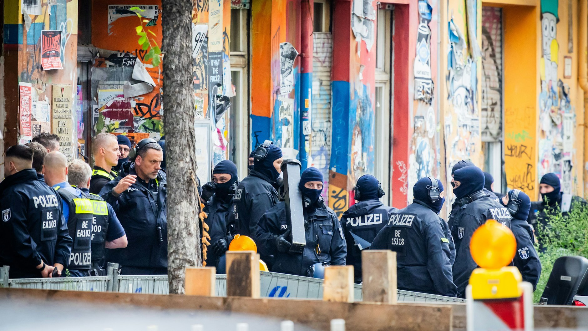 Polizisten bei ihrem Razzia-Einsatz in der Rigaer Straße am Donnerstagmorgen in Berlin. Auffällig ist, sie tragen keine Helme mehr.