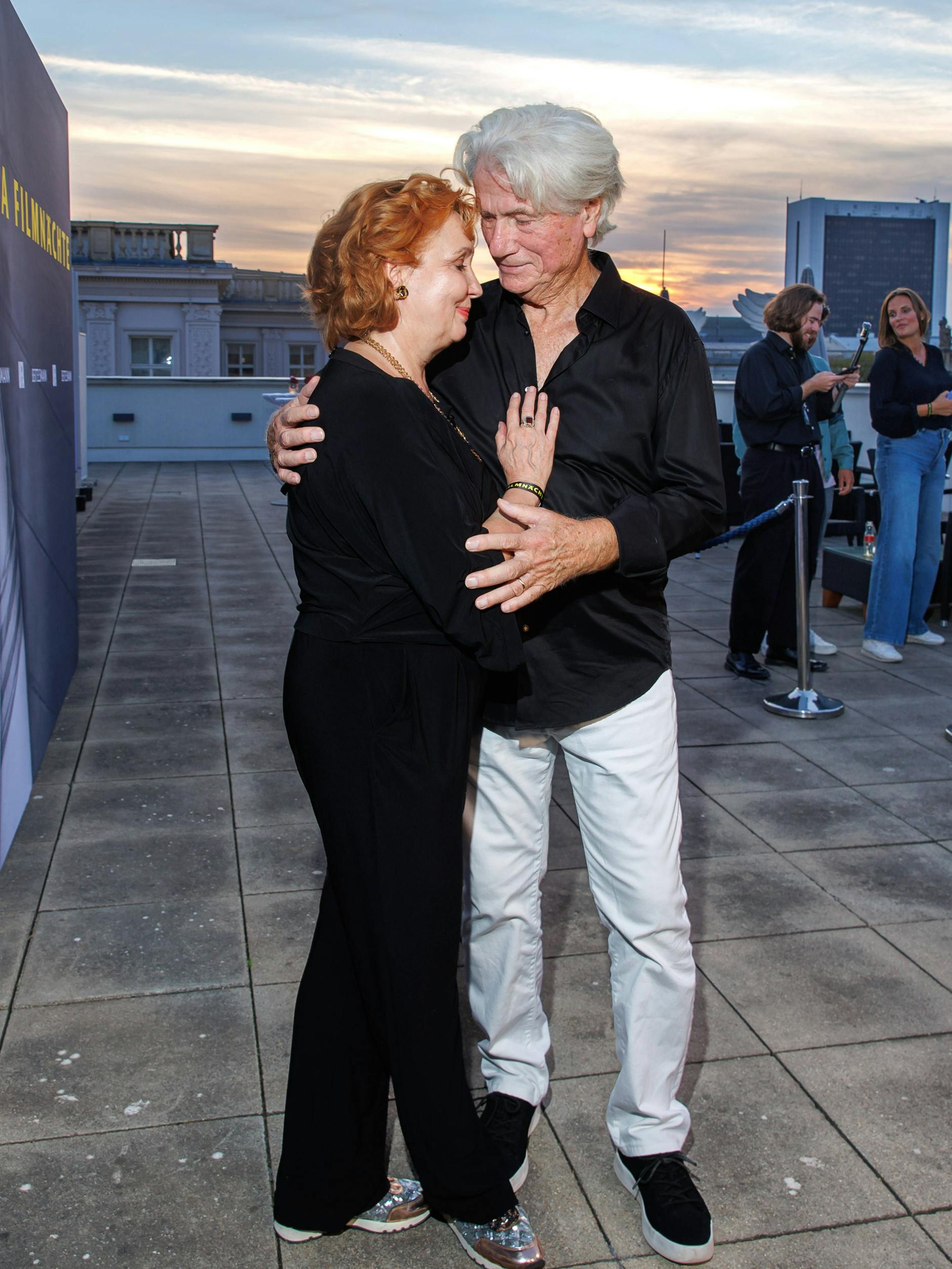 Auch Film-Legende Jürgen Prochnow und dessen Frau Verena Wengler amüsierten sich am Mittwochabend beim UFA-Filmnächte-Vorempfang bei Bertelsmann in Berlin.