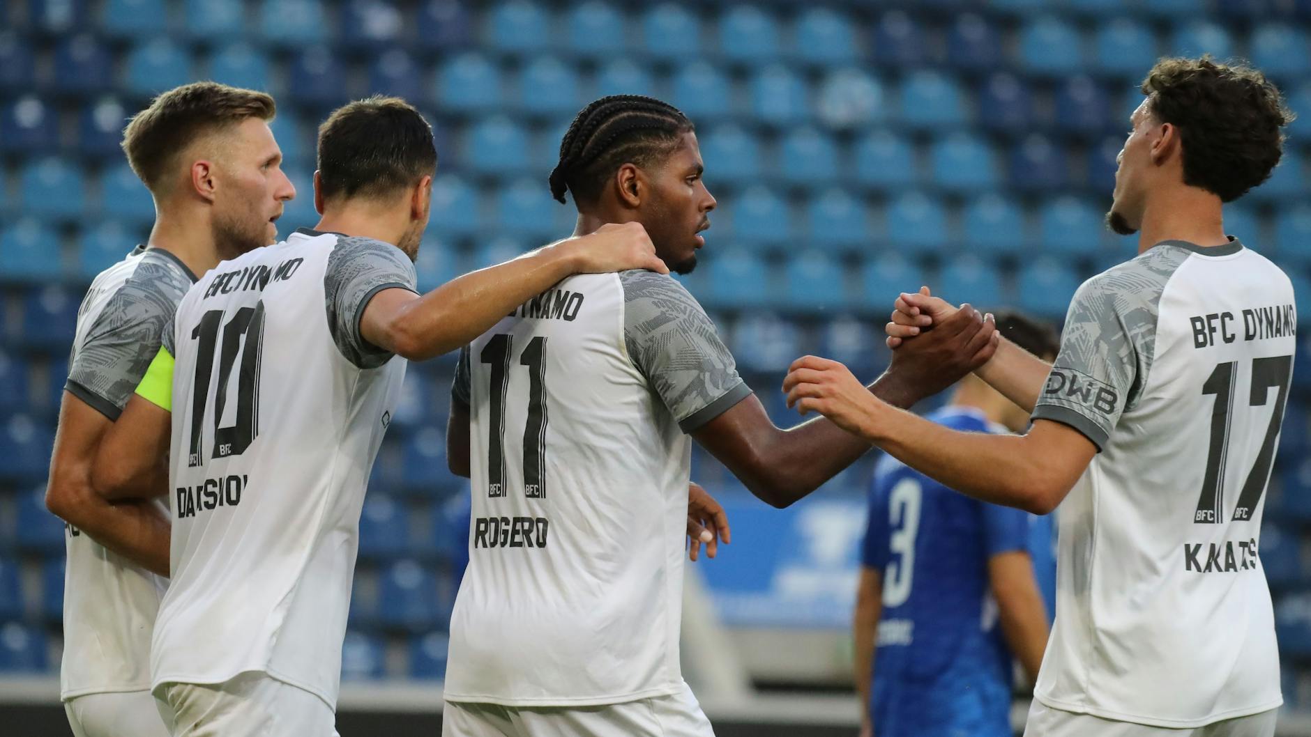 Als Jamal Rogero in Magdeburg nach seinem Tor zum 3:3 gefeiert wird, ist dei Welt des BFC Dynamo noch in Ordnung.