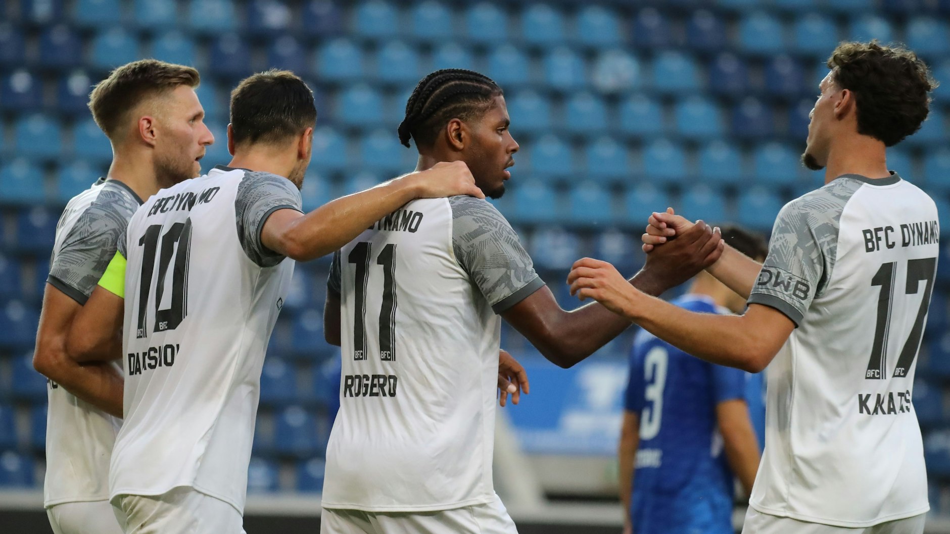 Als Jamal Rogero in Magdeburg nach seinem Tor zum 3:3 gefeiert wird, ist dei Welt des BFC Dynamo noch in Ordnung.