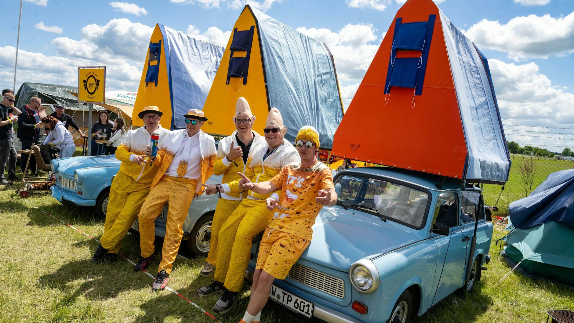 Freunde des Simson-Club Dersekow hatten beim Trabi-Treffen 2025 ihre Camper-Trabanten mit aufgesetztem Dach dabei.
