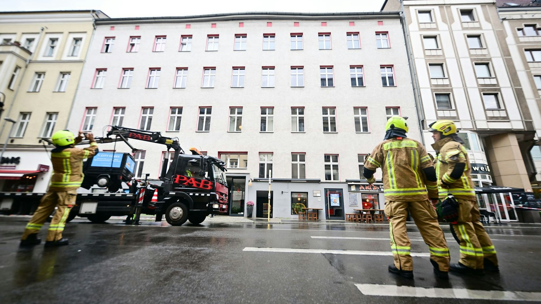 Feuerwehrleute räumen in Berlin-Mitte ein Haus wegen Einsturzgefahr. (zu dpa: «13 Menschen bei Einsatz in Reinhardtstraße evakuiert»)