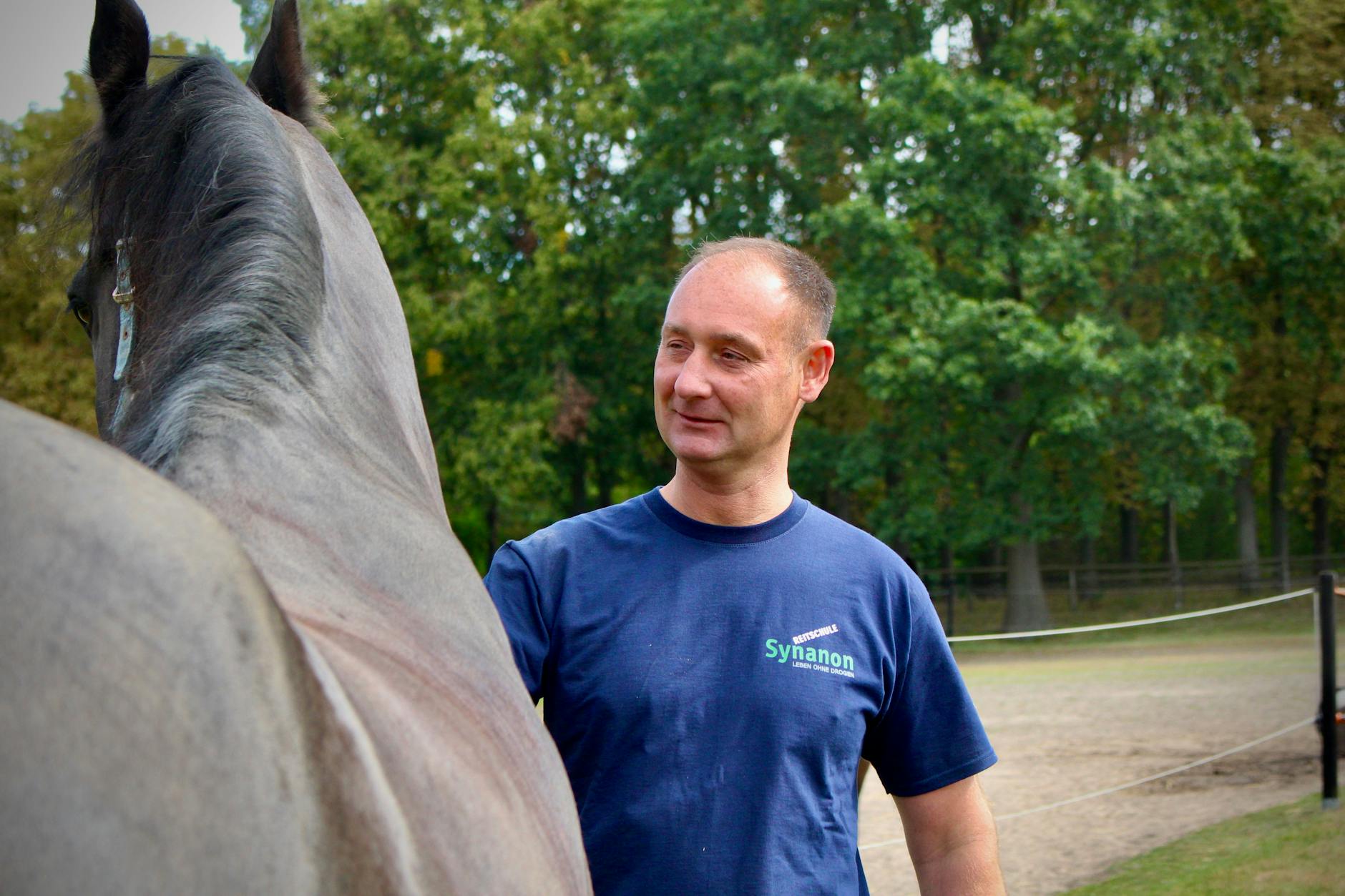 René hatte vor Synanon nie mit Pferden zu tun. Heute leitet er den Stallbetrieb und trägt Verantwortung für Tiere und Menschen.