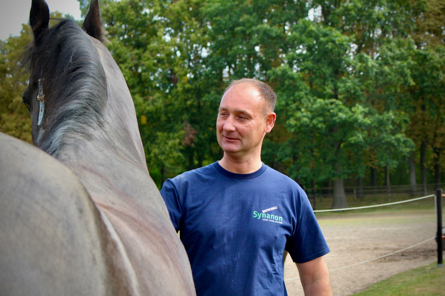 René hatte vor Synanon nie mit Pferden zu tun. Heute leitet er den Stallbetrieb und trägt Verantwortung für Tiere und Menschen.