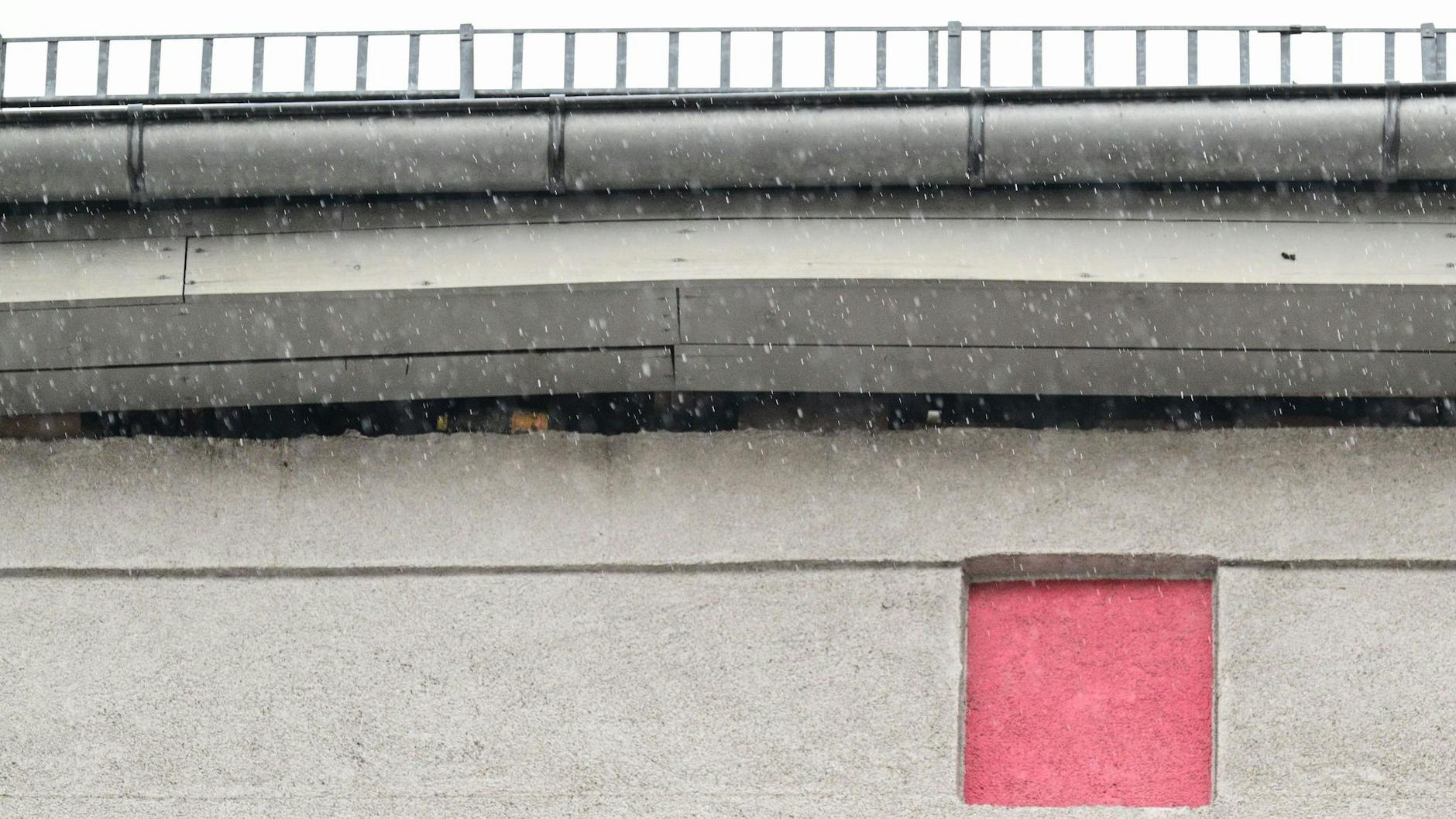 Der Dachstuhl des Hauses in Berlin-Mitte hat sich gelöst und hängt über.