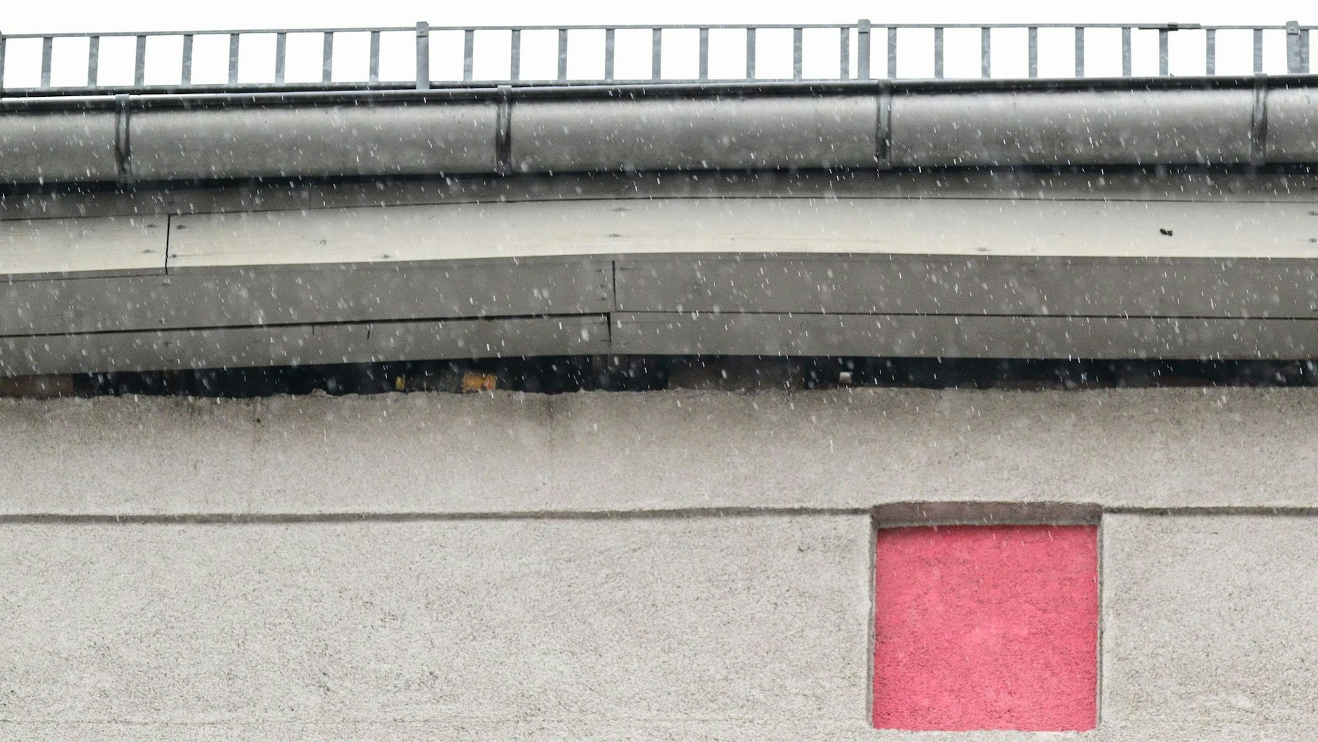Der Dachstuhl des Hauses in Berlin-Mitte hat sich gelöst und hängt über.