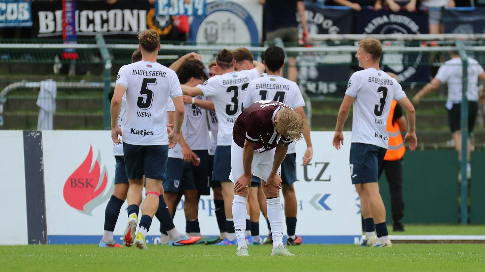 Die Spieler des SV Babelsberg jubeln, Joey Breitfeld vom BFC Dynamo mag nicht mehr hinschauen.