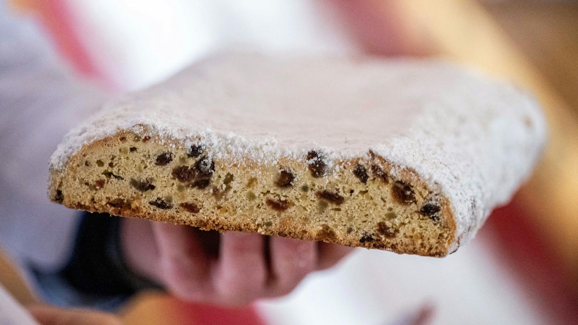 So isst man Christstollen nach Meinung des Umweltamts Sachsen: unterwegs aus der Hand wie einen Döner.