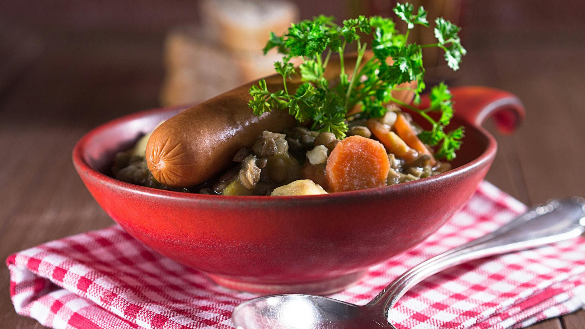 Gerade an kühlen Herbsttagen ist eine Schale Linseneintopf mit heißen Würstchen Balsam für die Seele. Und das Essen schmeckt garantiert der ganzen Familie!