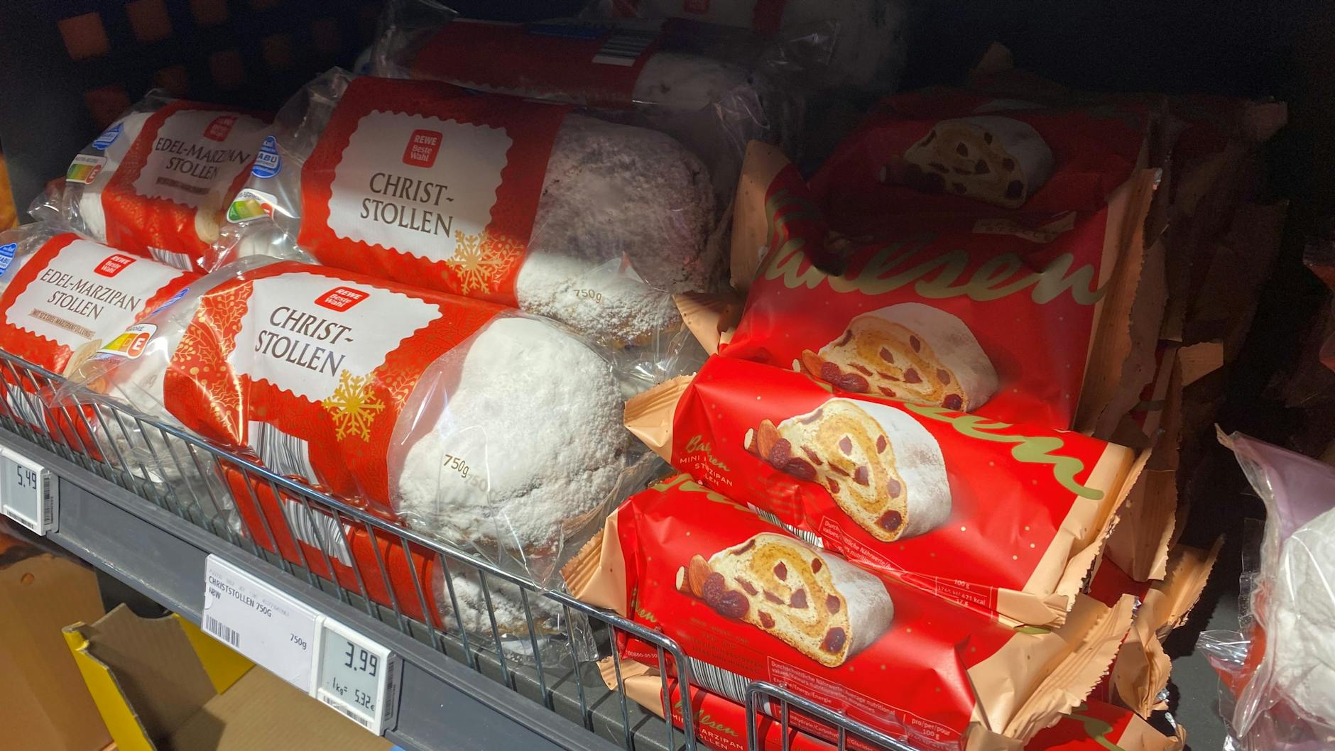 Jede Menge Christstollen im Supermarkt-Regal: In Berlin hat im Handel die Weihnachtszeit begonnen.