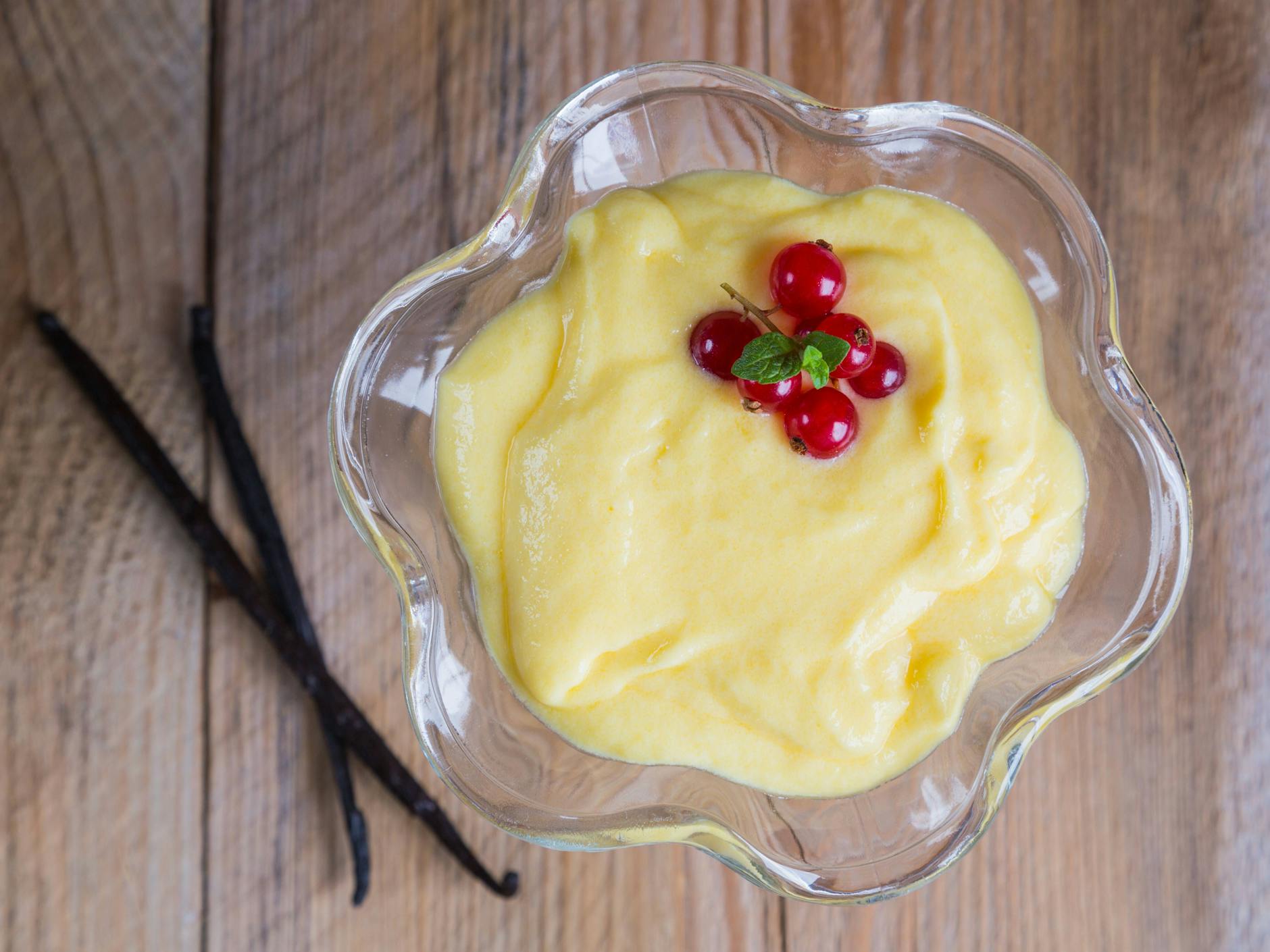 Leckerer Vanillepudding ist die Hauptzutat für leckeres Tutti Frutti aus der DDR. Dazu kommen Butterkekse und Fruchtcocktail aus der Dose.