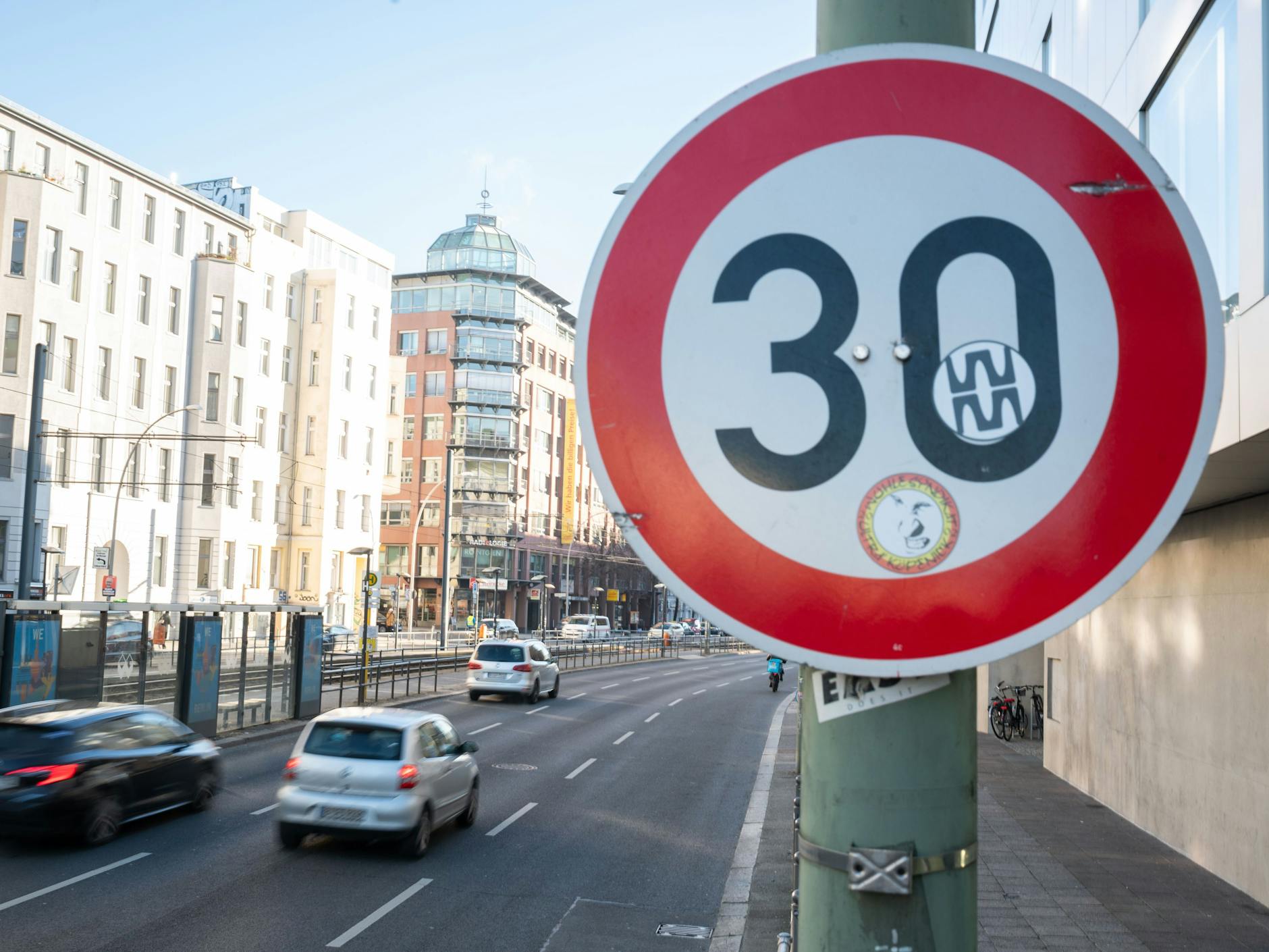 Auf vielen Straßen in Berlin gilt seit ein paar Jahren Tempo 30. Nun soll die Uhr zurückgedreht werden: Der Senat will die zulässige Höchstgeschwindigkeit wieder auf 50 anheben.