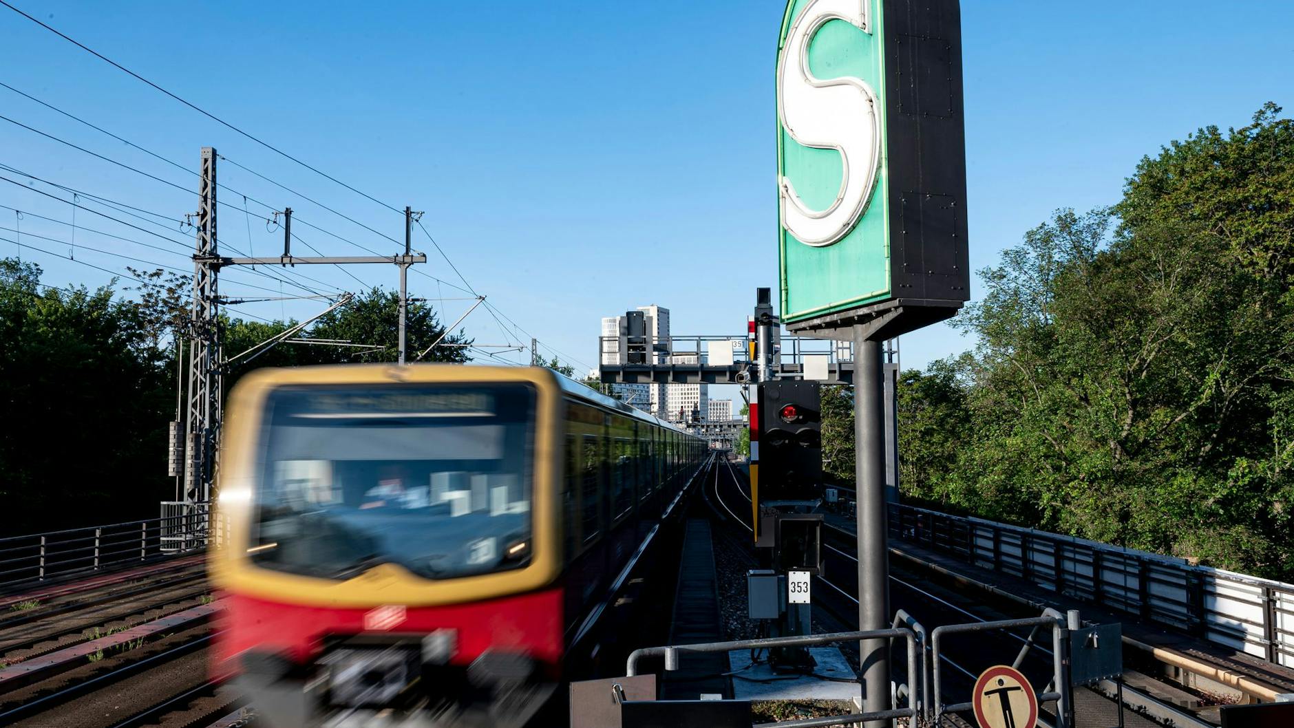Eine S-Bahn fährt in den S-Bahnhof Tiergarten ein. Das Vergabeverfahren für die S-Bahn-Teilnetze Nord-Süd und Stadtbahn ist entschieden – vorläufig!