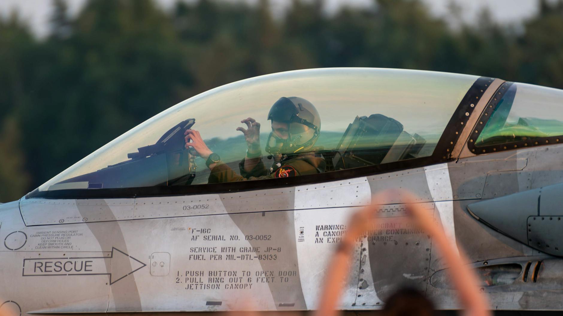 Major Maciej Krakowian im Cockpit eines Kampfjets. Das Foto entstand im Jahr 2023.