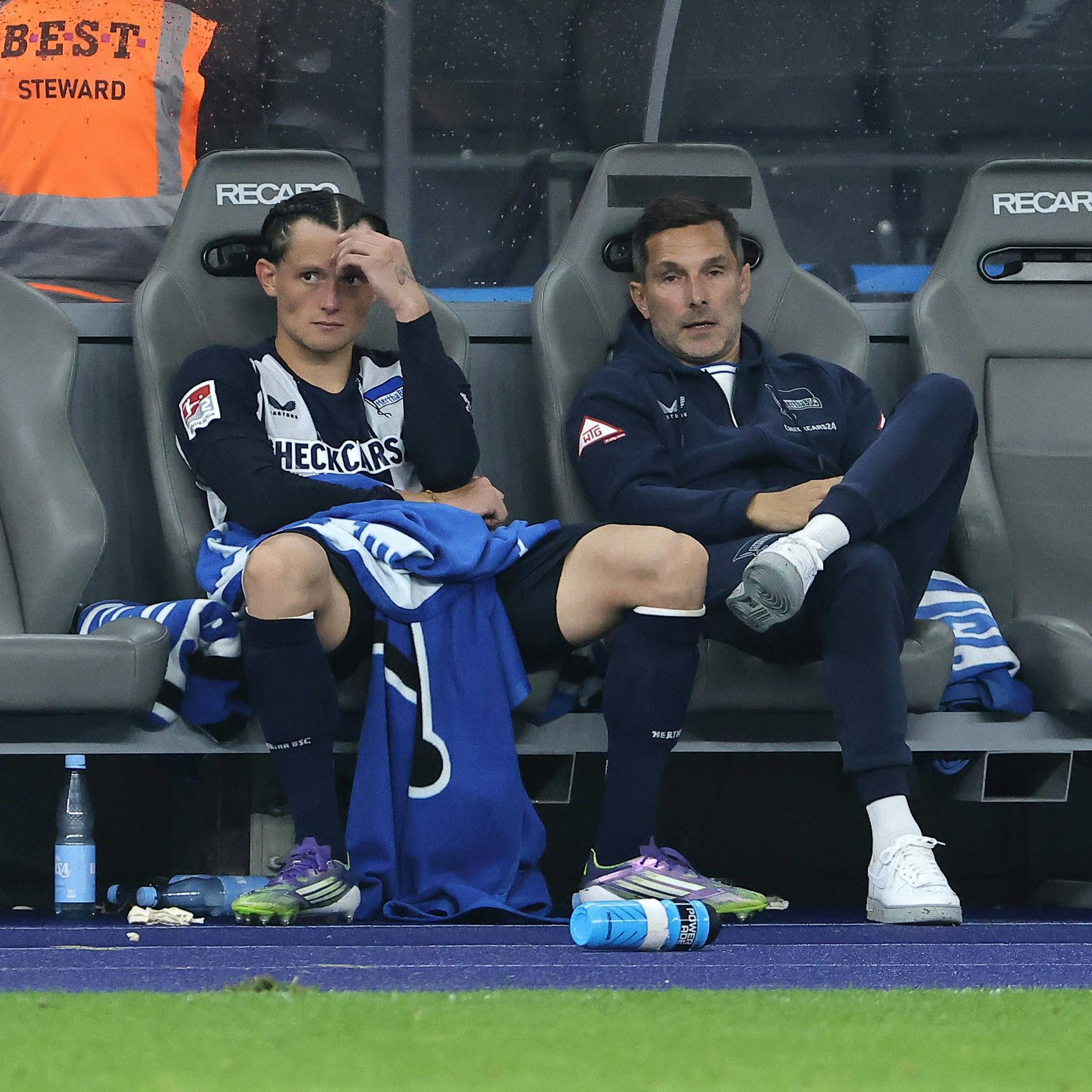 Herthas Kapitän Fabian Reese und Trainer Stefan Leitl saßen nach dem 0:2 gegen Elversberg nachdenklich auf der Bank.