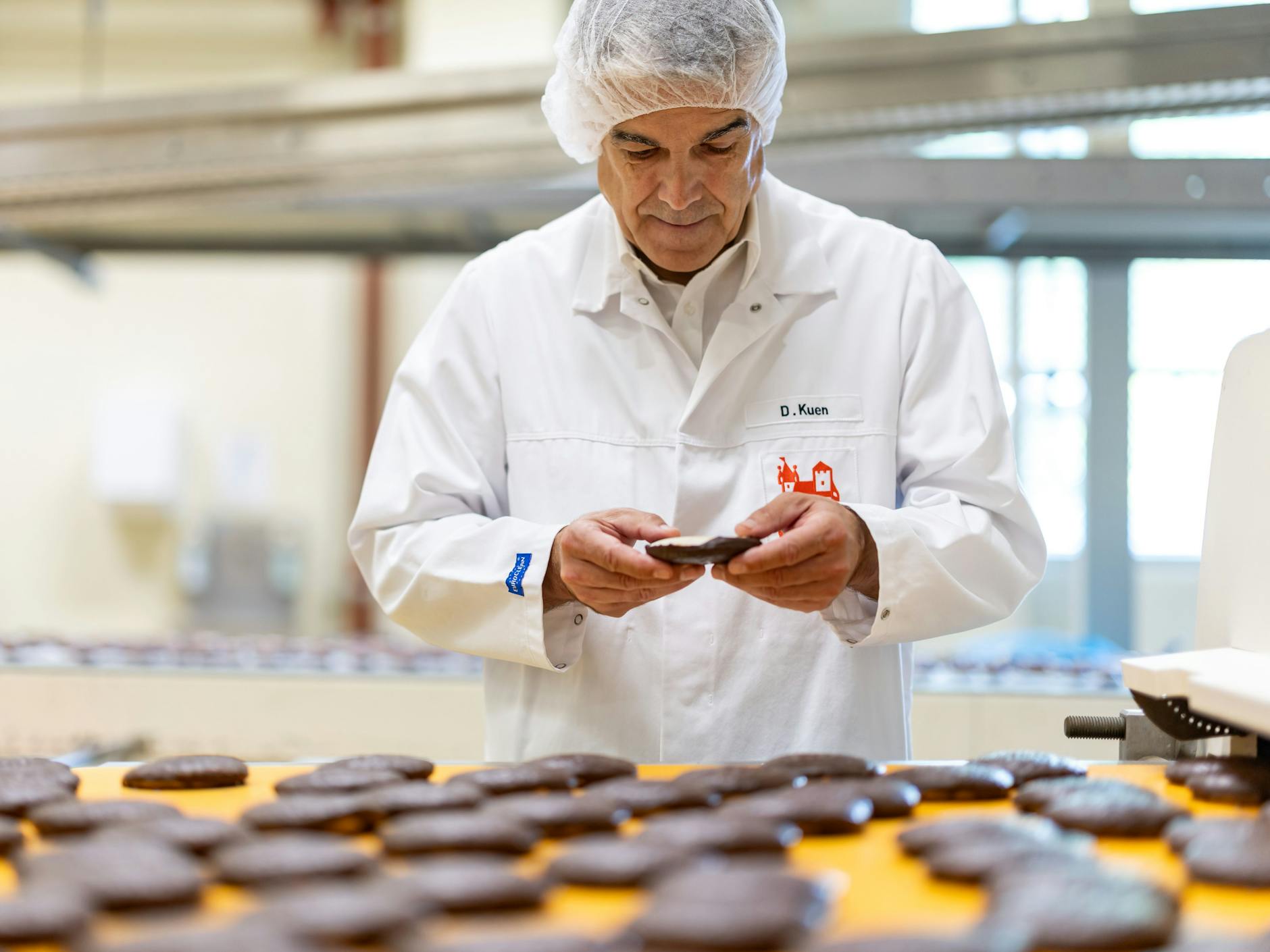 Im Sommer ist Hochsaison bei den Weihnachtsgebäck-Firmen. Dirk Kuen ist Betriebsleiter bei dem Nürnberger Hersteller Lebkuchen Schmidt, prüft stichprobenartig die Qualität der gebackenen Lebkuchen, die gerade über das Band rollen.