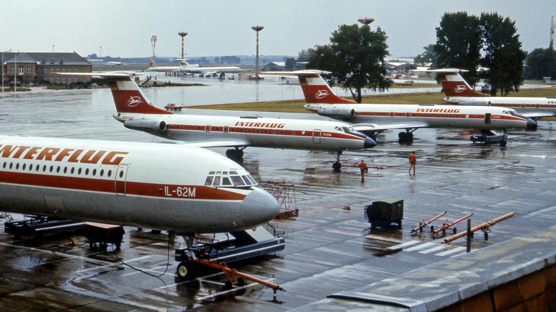 Die Interflug war die Fluggesellschaft der DDR. Hier stehen mehrere Maschinen der Airline am Flughafen Schönefeld. Der Absturz eines Flugzeugs bei Leipzig gehörte zu den schlimmsten Luftfahrt-Tragödien der DDR.