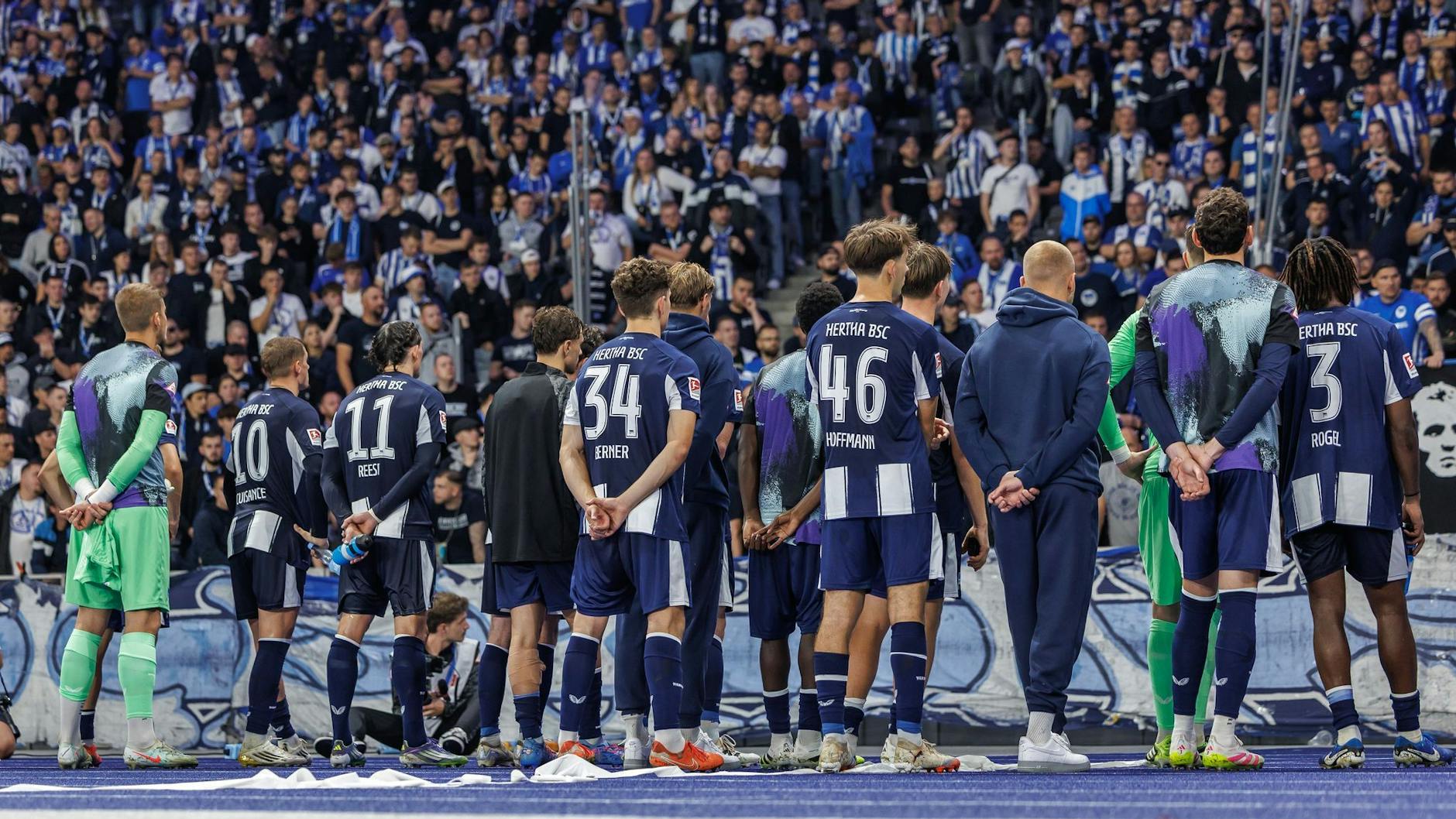 Der Gang zu den Fans fällt den Spielern von Hertha BSC derzeit sichtlich schwer.