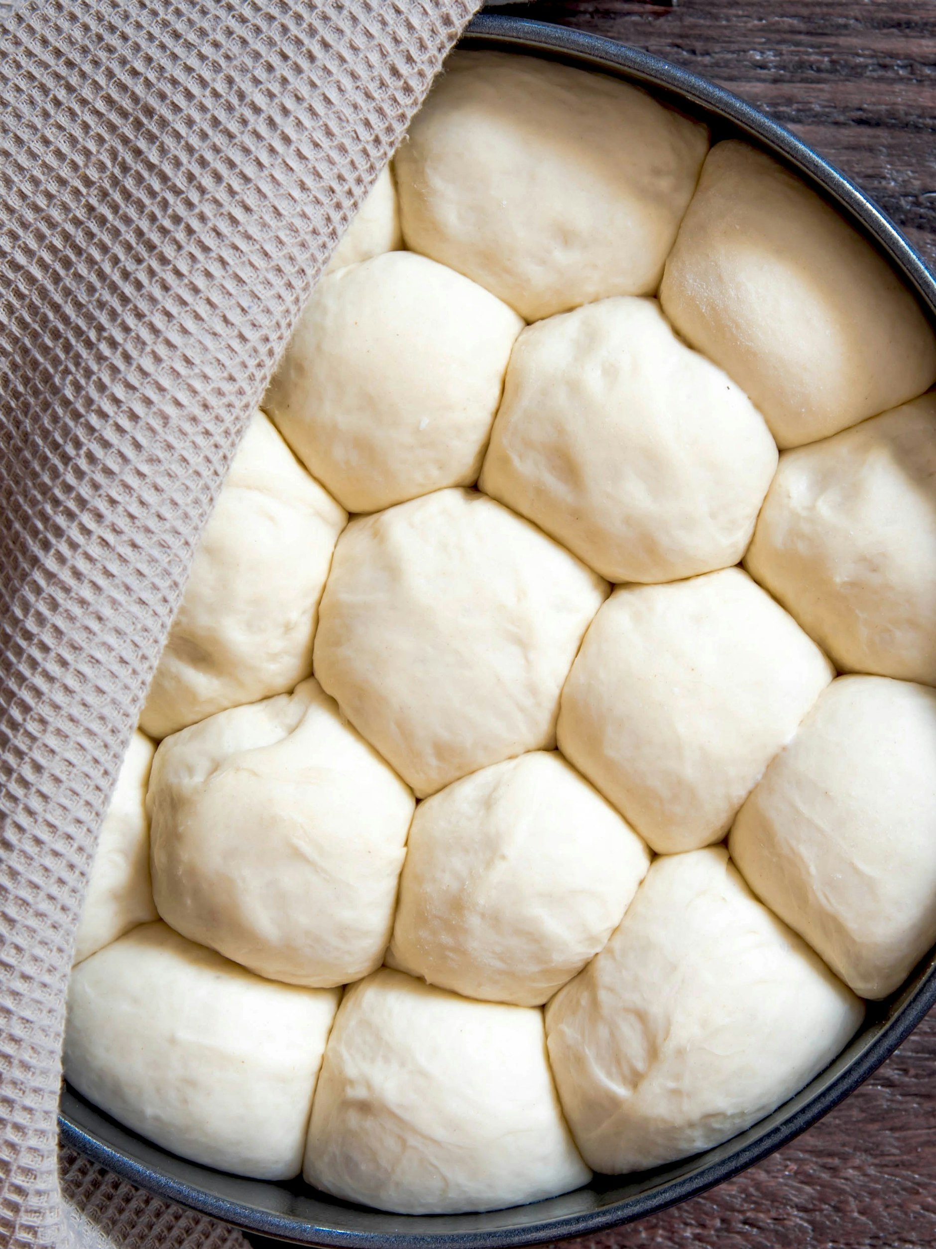 Gefüllte Buchteln wie in „Das große Backen“ werden aus Hefeteig gemacht, müssen nach dem Formen etwas gehen. Dann kommt das Gebäck nach unserem Rezept in den Ofen.