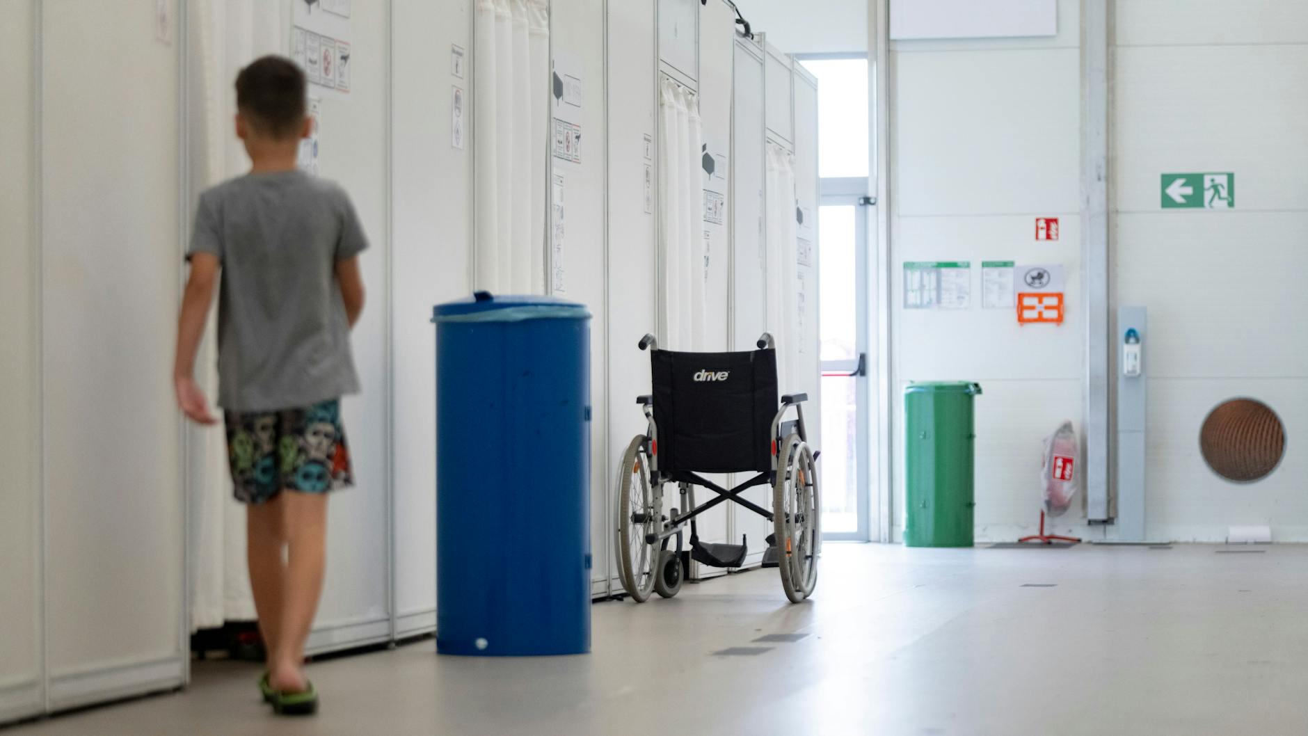 Etwa ein Viertel der übrigen Bewohner benötigen barrierearme Unterkünfte: Rollstuhl vor einem Verschlag in der Massenunterkunft