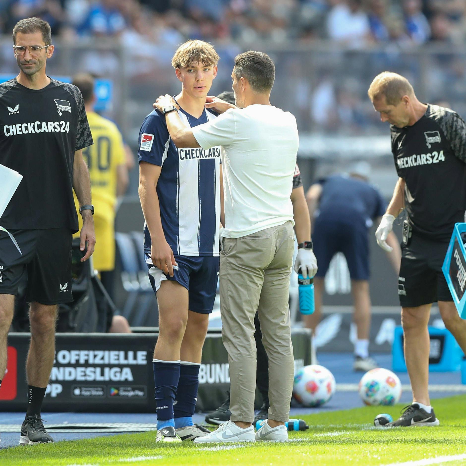 Hertha-Trainer Stefan Leitl nahm sich Kennet Eichhorn bei seinem Profidebüt gegen den KSC vor der Einwechslung noch mal zur Seite.