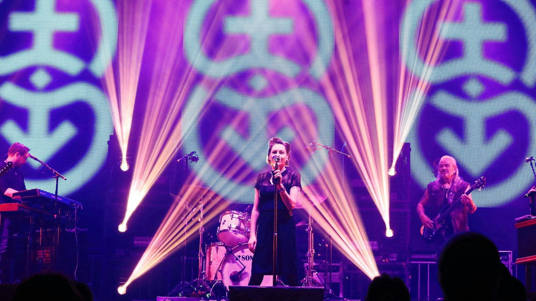 AnNa R. bei einem Auftritt mit Silly. Von 2019 bis 2022 sang sie in dieser Band.