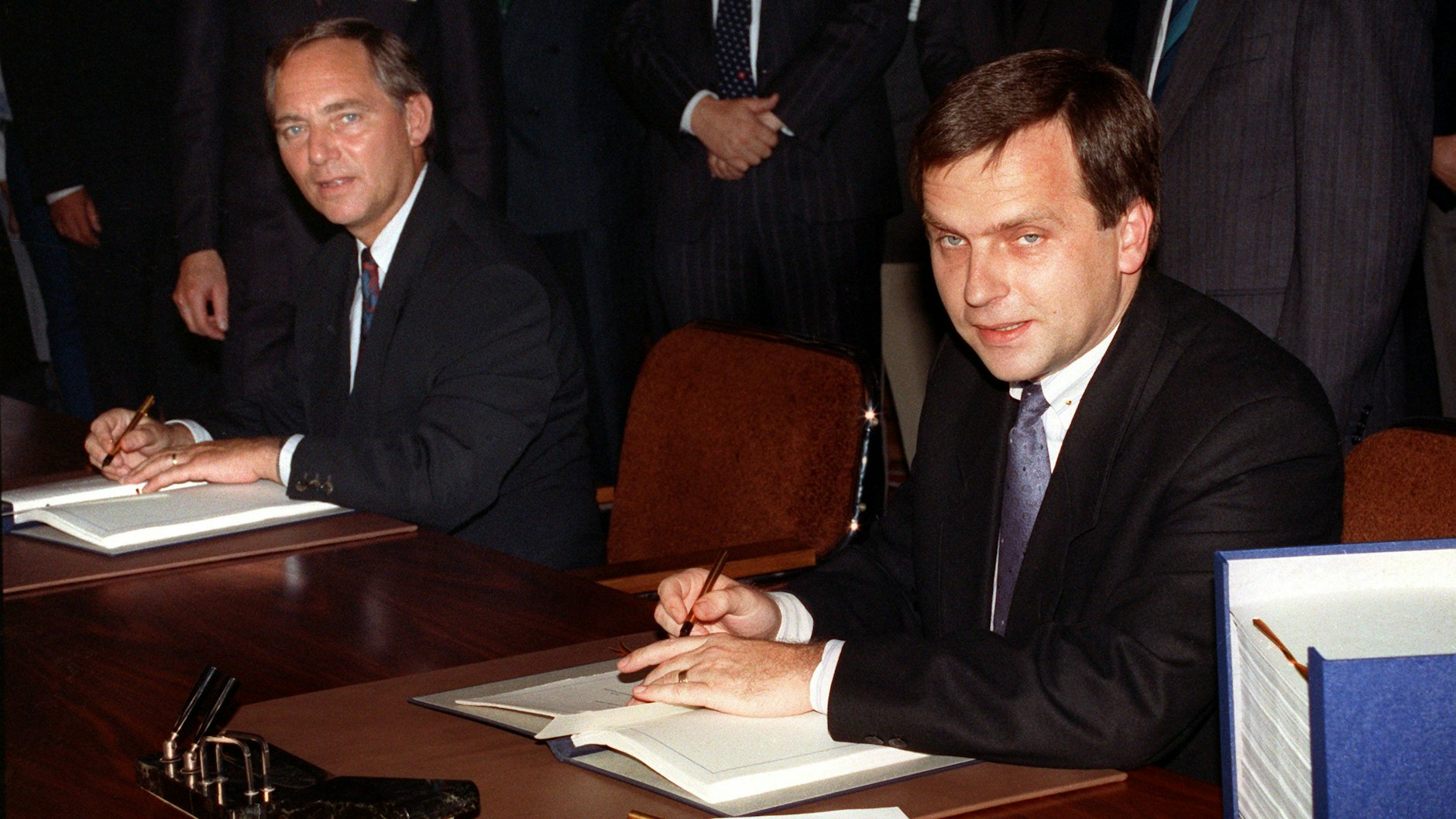 Wolfgang Schäuble (l., CDU), damals Bundesinnenminister, und der damalige DDR-Staatssekretär Günther Krause unterzeichneten 1990 den Einigungsvertrag.