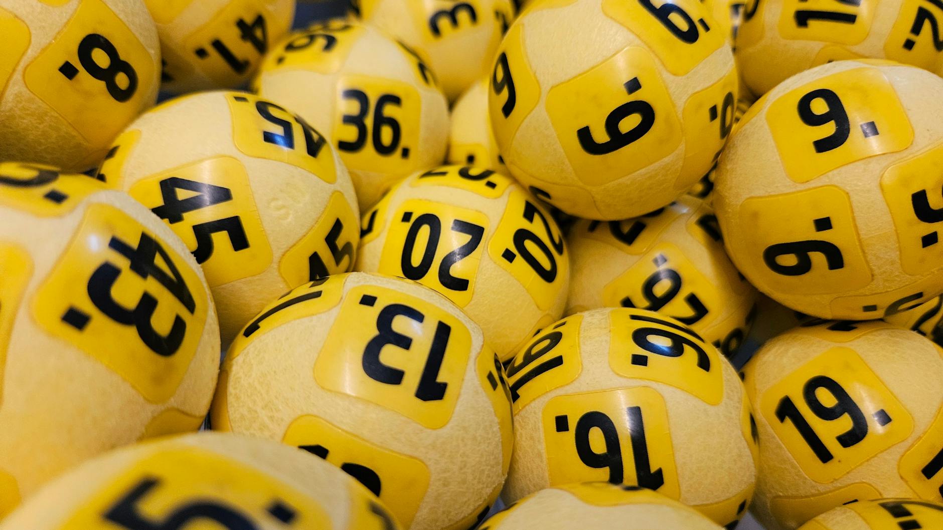 Die Zahlen für den Eurojackpot werden jeden Dienstag und Freitag gezogen. Aktuell sind 74 Millionen Euro im Jackpot.