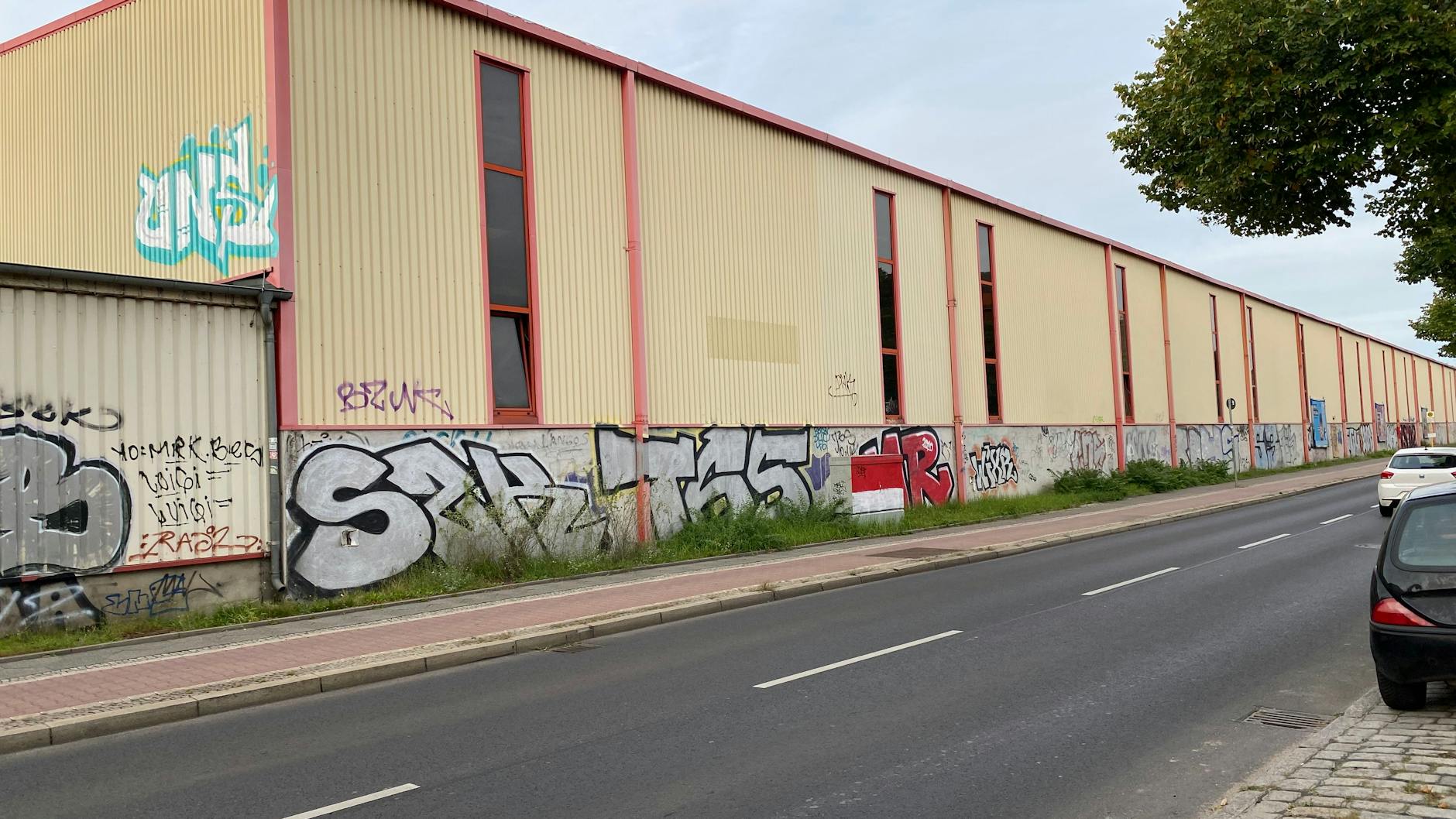 Eine leere Fabrikhalle gegenüber dem alten Kabelwerk an der Friedrichshagener Straße: Auch hier wurden Kabel produziert. Entsteht hier das Tesla-Entwicklungszentrum in Köpenick?