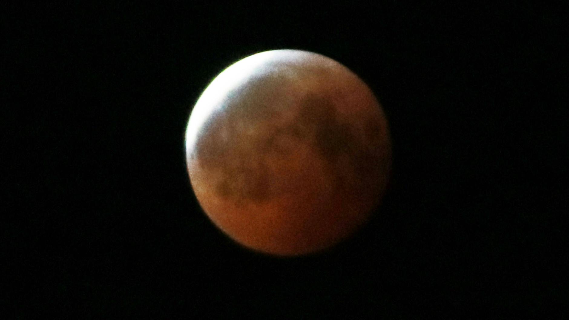 Wenn sich die Erde zwischen Sonne und Mond schiebt, verdunkelt sich der Mond - und erscheint blutrot. Das Naturschauspiel wird auch Blutmond genannt.