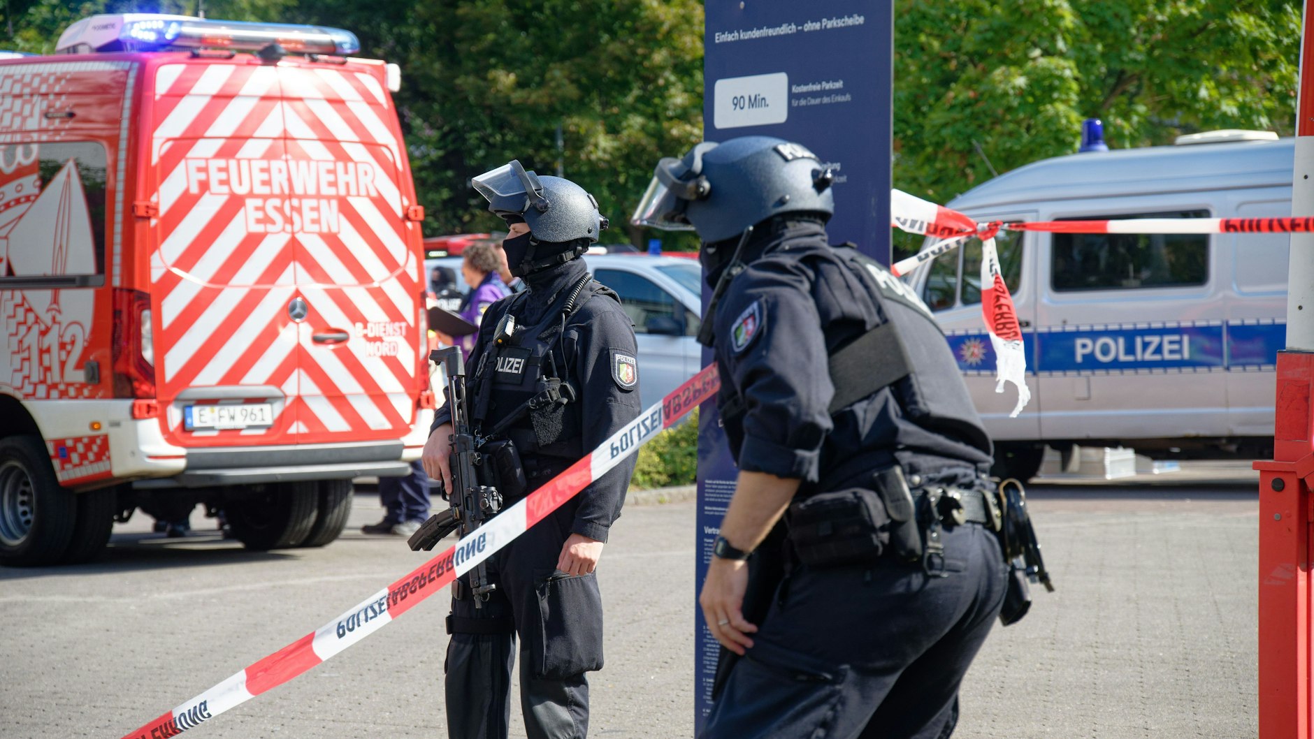 Polizisten sperrten das Gelände um das Berufskolleg in Essen weiträumig ab.
