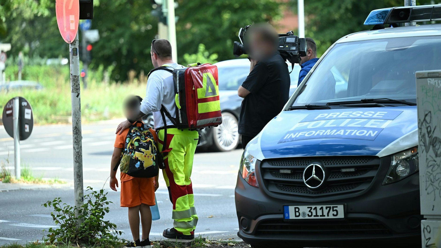 Ein Kind wird an der Unfallstelle an der Seestraße im Wedding betreut,&nbsp; nachdem ein Auto in eine Menschengruppe gefahren war.