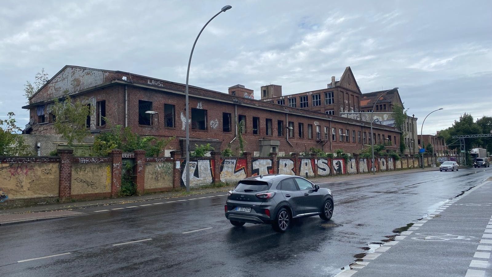 Das alte Kabelwerk Köpenick an der Friedrichshagener Straße: Im Umfeld soll offenbar Tesla sein Entwicklungszentrum bauen.