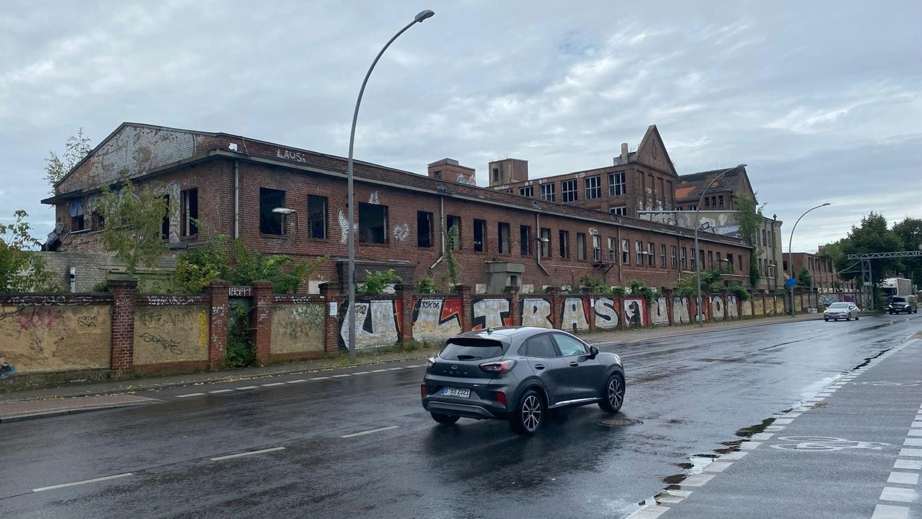 Das alte Kabelwerk Köpenick an der Friedrichshagener Straße: Im Umfeld soll offenbar Tesla sein Entwicklungszentrum bauen.