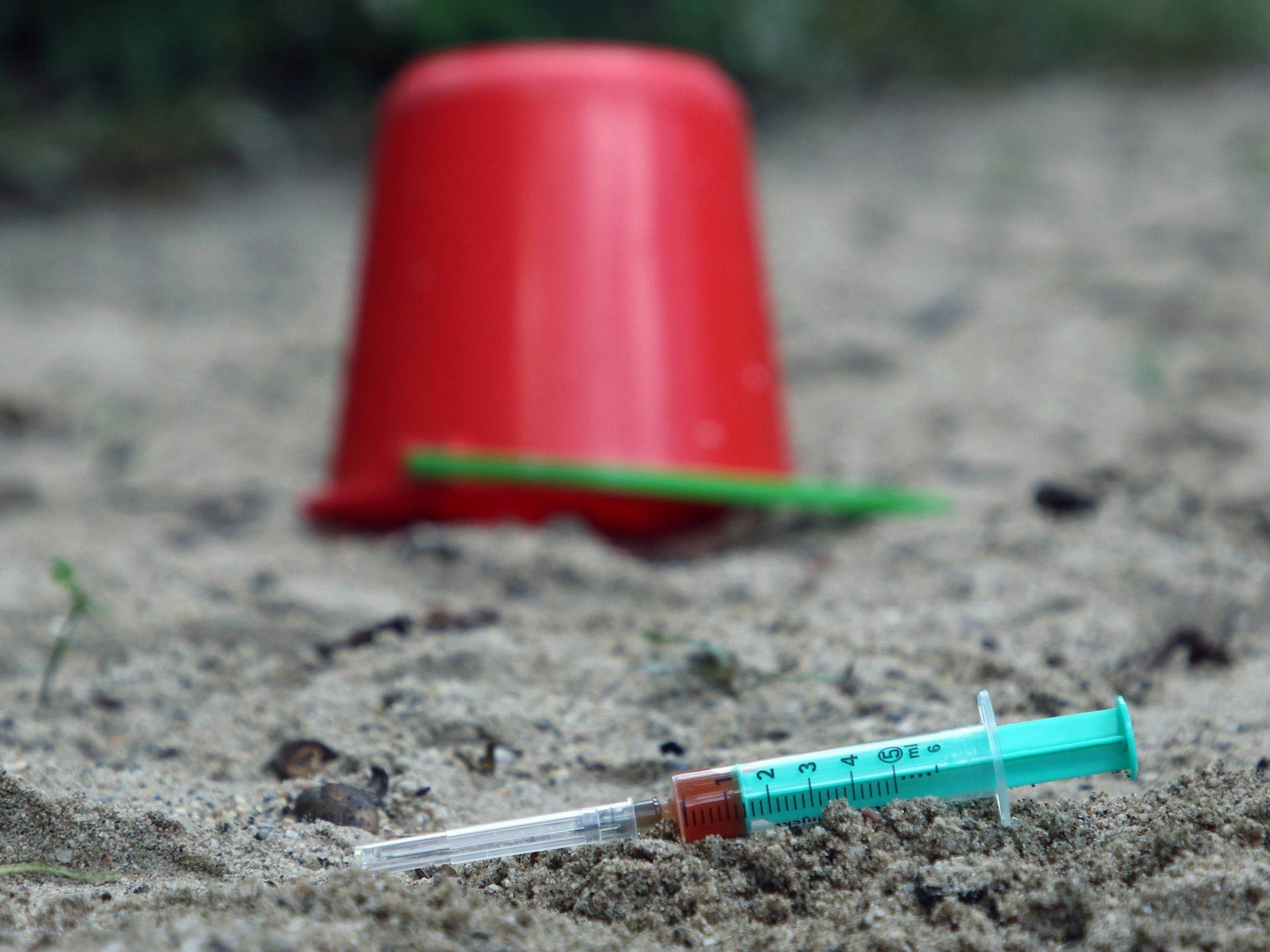 Manchmal ist die Gefahr in Form von spritzen sogar im Sandkasten versteckt.